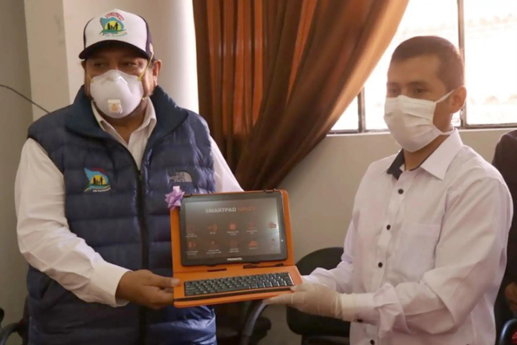 El Gobierno Regional de Apurímac, a través de la Dirección Regional de Educación, entregó un primer lote de 1,354 tablets acondicionadas para estudiantes de zonas rurales de las provincias de Antabamba y Grau para que mejoren sus aprendizajes virtuales en el marco del programa “Aprendo en Casa” del Ministerio de Educación.