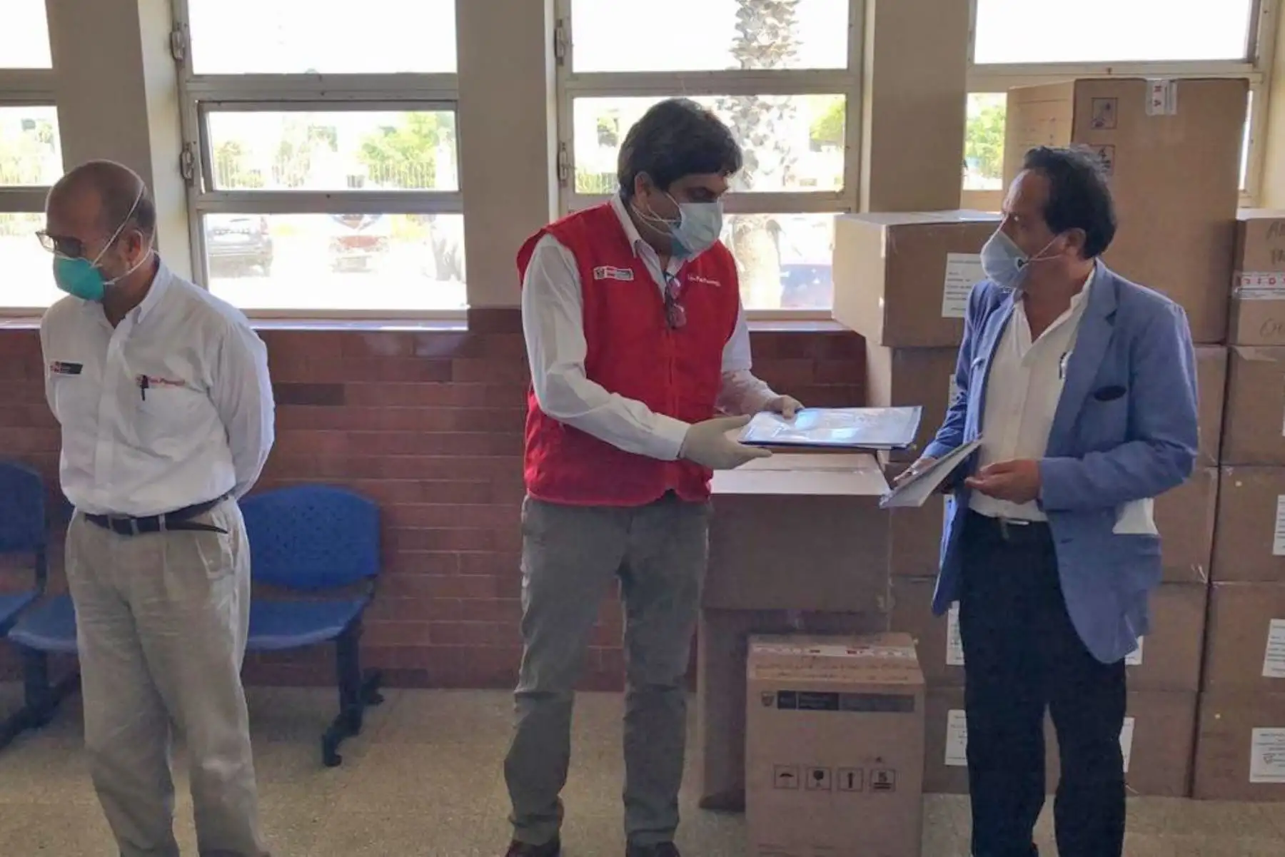 El ministro de Salud, Victor Zamora
 y el ministro de Educación, Martín Benavides llegan a Chimbote para monitorear la implementación de medidas para proteger a la población ante el COVID - 19 y entregar material de apoyo.
Foto: Minedu
