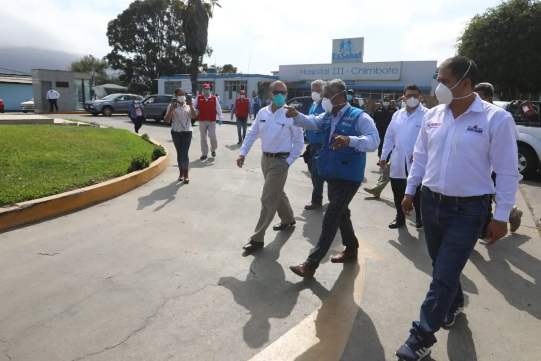 El ministro de Salud, Victor Zamora
 y el ministro de Educación, Martín Benavides llegan a Chimbote para monitorear la implementación de medidas para proteger a la población ante el COVID - 19 y entregar material de apoyo.
Foto: Minsa