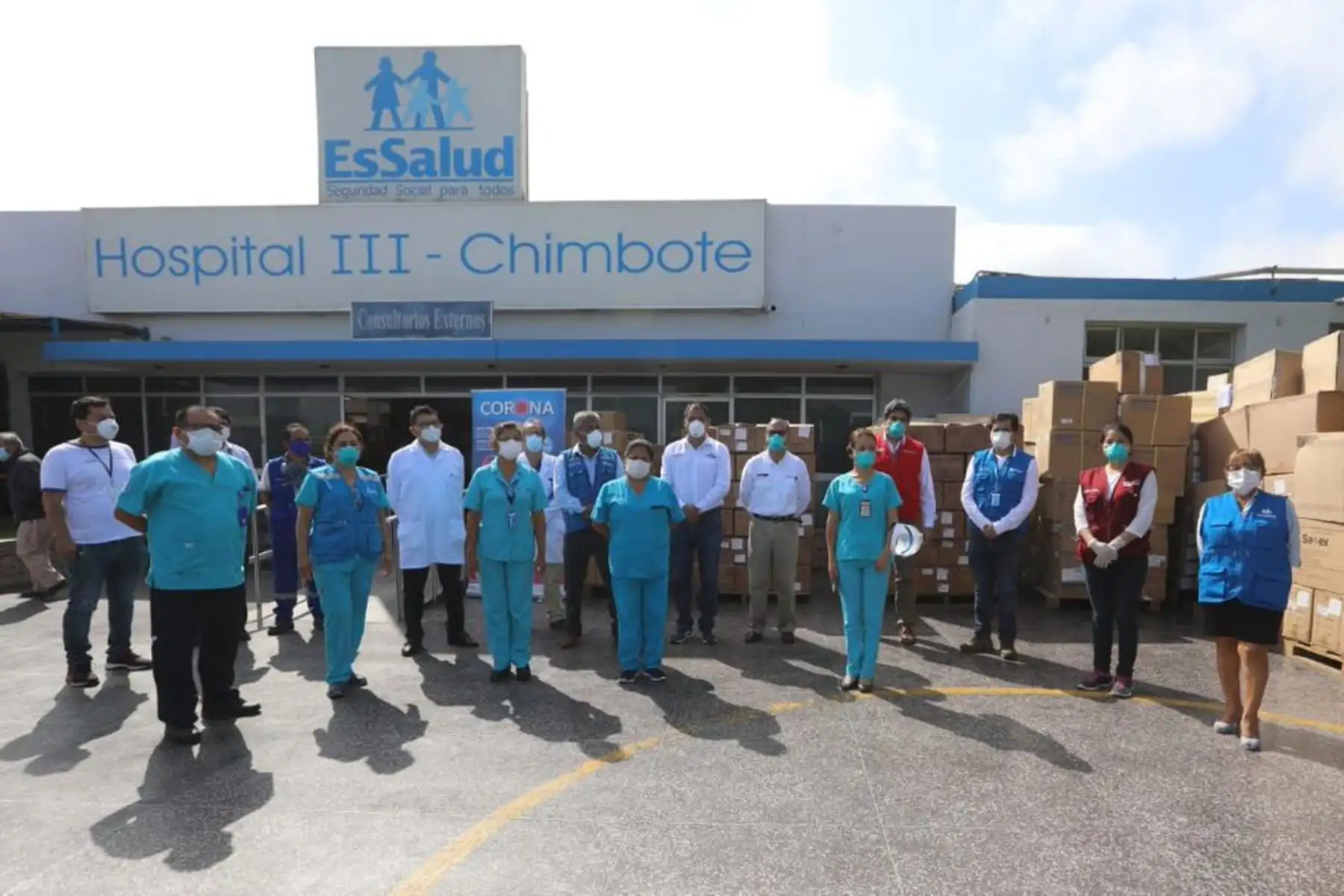 El ministro de Salud, Victor Zamora
 y el ministro de Educación, Martín Benavides llegan a Chimbote para monitorear la implementación de medidas para proteger a la población ante el COVID - 19 y entregar material de apoyo.
Foto: Minsa