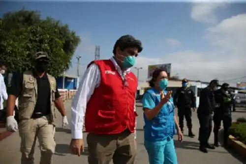 Benavides, en su condición de representante del Ejecutivo para la región, y el ministro de Salud, Víctor Zamora, visitaron hoy Áncash para entregar equipos médicos y verificar el cumplimiento de las medidas de prevención y atención adoptadas para enfrentar la propagación del covid-19.