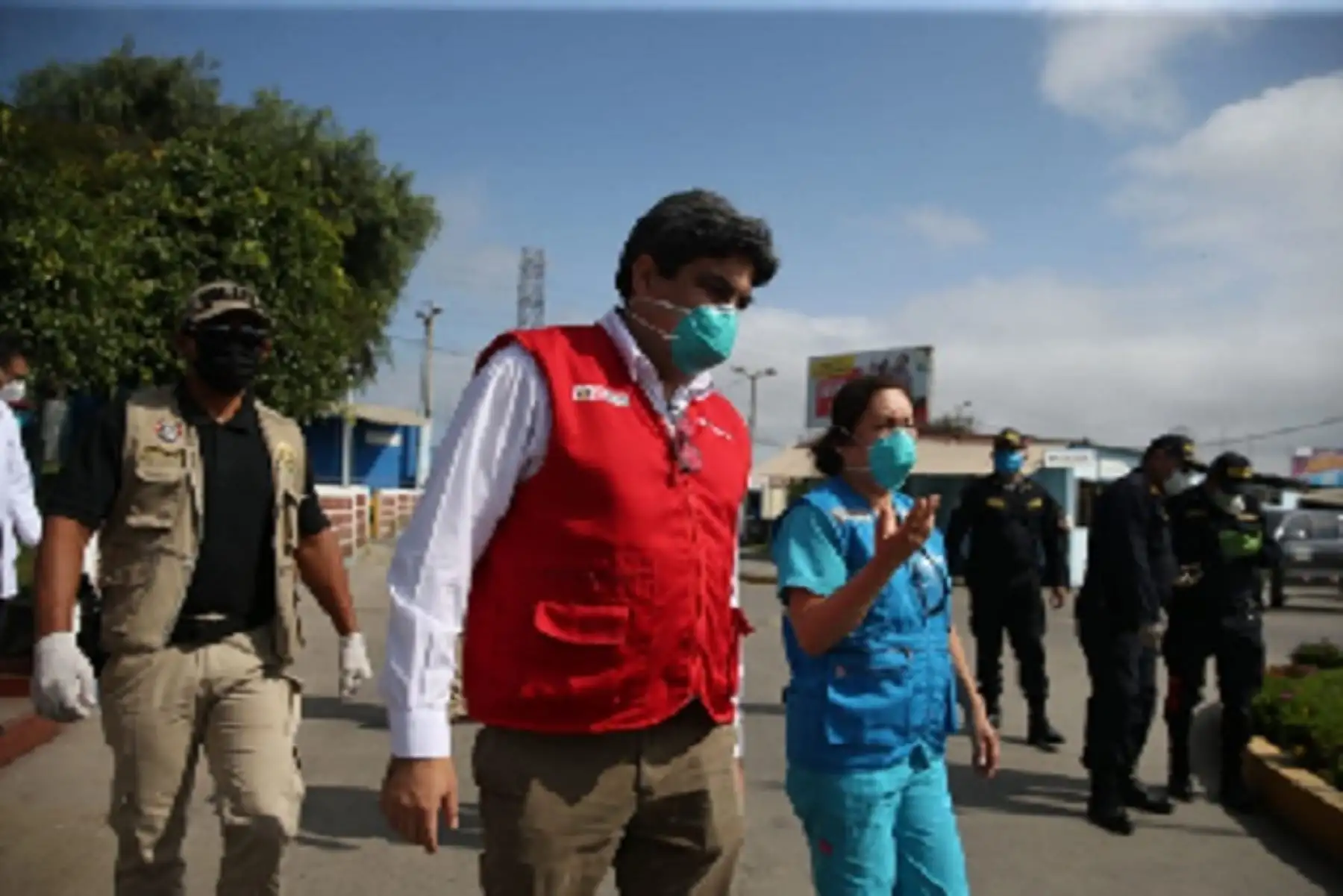 Benavides, en su condición de representante del Ejecutivo para la región, y el ministro de Salud, Víctor Zamora, visitaron hoy Áncash para entregar equipos médicos y verificar el cumplimiento de las medidas de prevención y atención adoptadas para enfrentar la propagación del covid-19.
