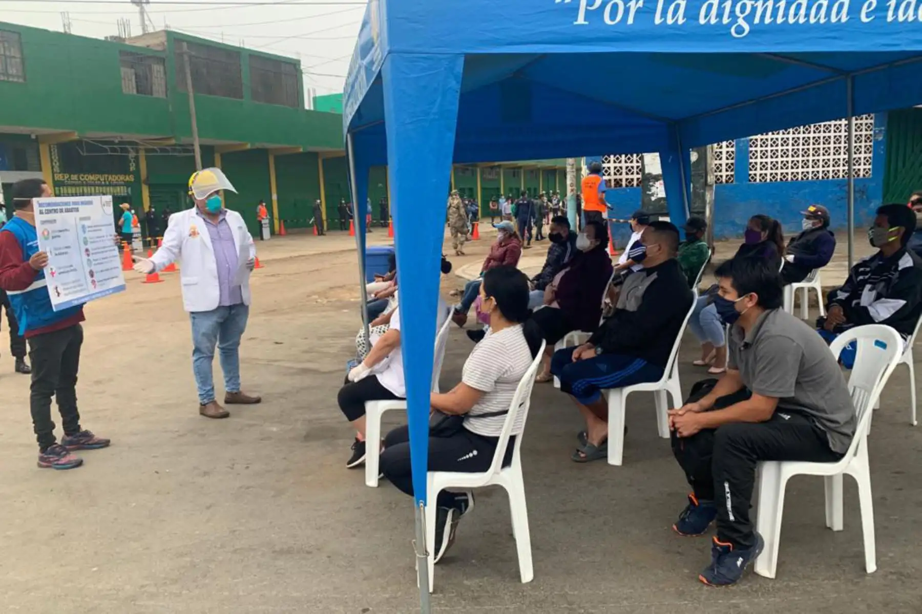 Municipalidad Provincial del Callao realizó el cierre temporal del centro de abasto para la desinfección y reordenamiento, tras dar positivo  53 comerciantes del Mercado Rojo en Gambetta Baja.
Foto: Municipalidad Provincial del Callao