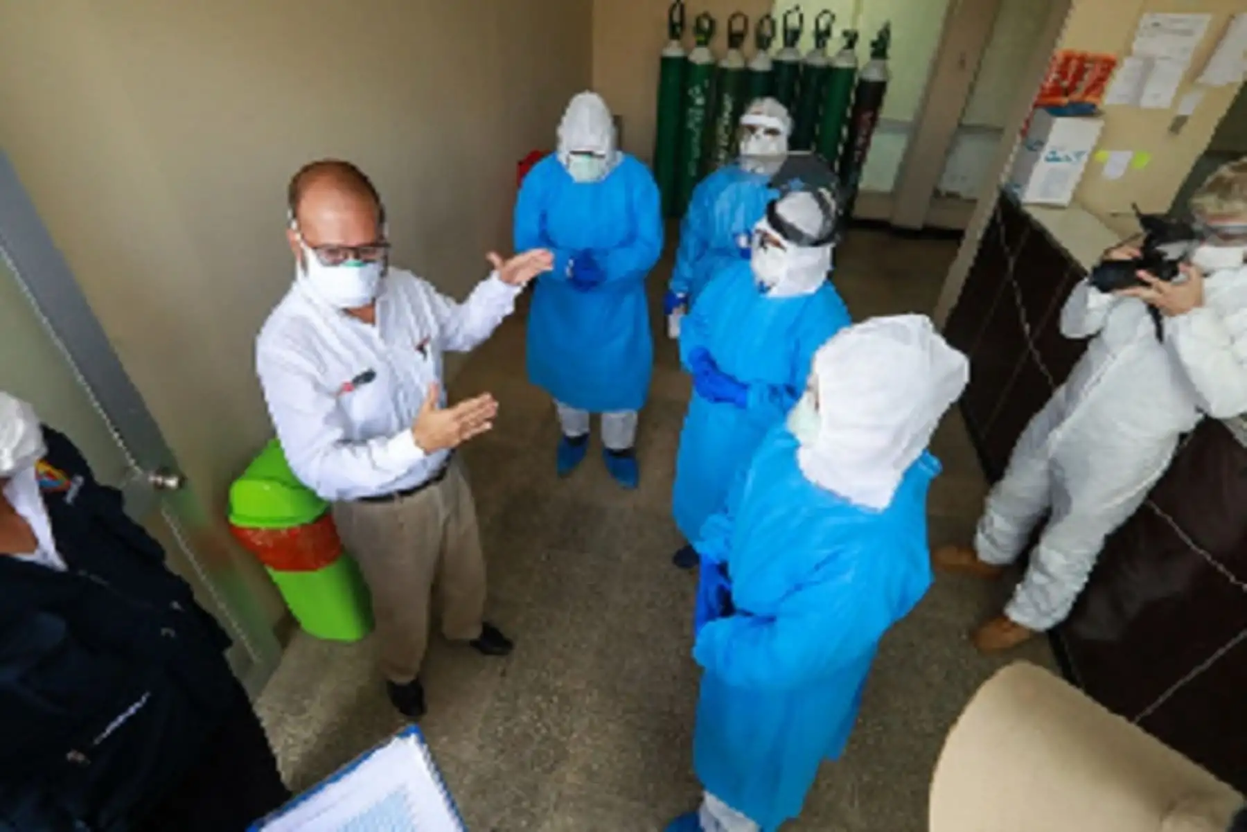 El ministro de Salud, Víctor Zamora, inspeccionó el hospital Eleazar Guzmán Barrón, donde dialogó con los directivos y personal de salud que atiende las áreas críticas.