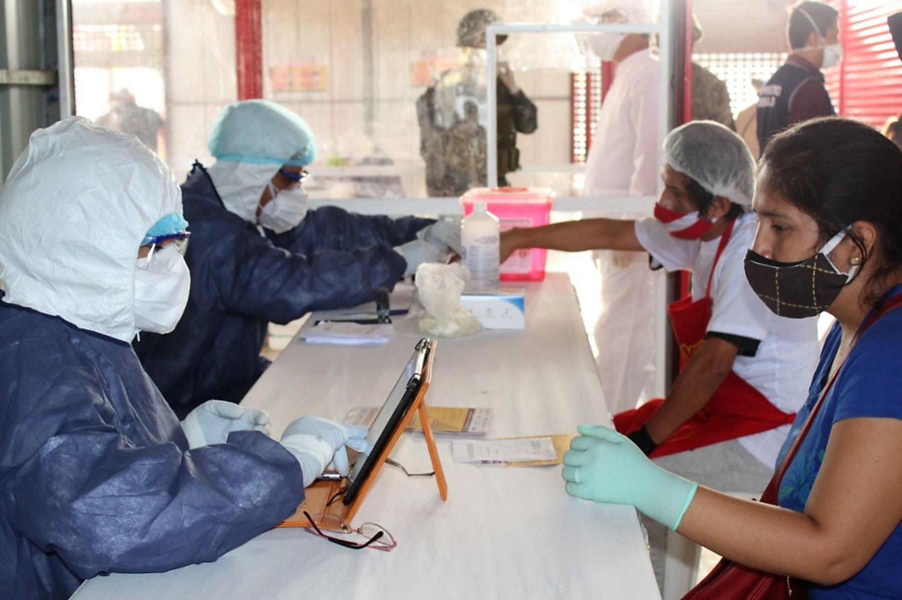 Comerciantes de cuatro mercados de Lima y Callao pasaron por pruebas rápidas para detectar coronavirus.