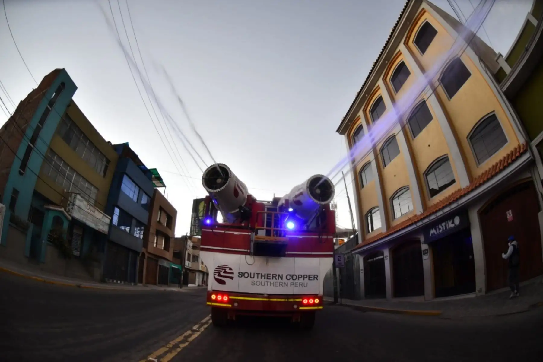 La Municipalidad Distrital de Cerro Colorado y la  Southern Perú continuaròn con la desinfección de calles y avenidas en Arequipa. Con los dos vehículos nebulizadores conocidos como el “patriota” y el “banquirrojo”; llegaron a la a los distritos de Hunter y Cerro Colorado para efectuar jornadas de desinfección en puntos estratégicos de la localidad.Foto:Cortesía/Diego Ramos Lupo.