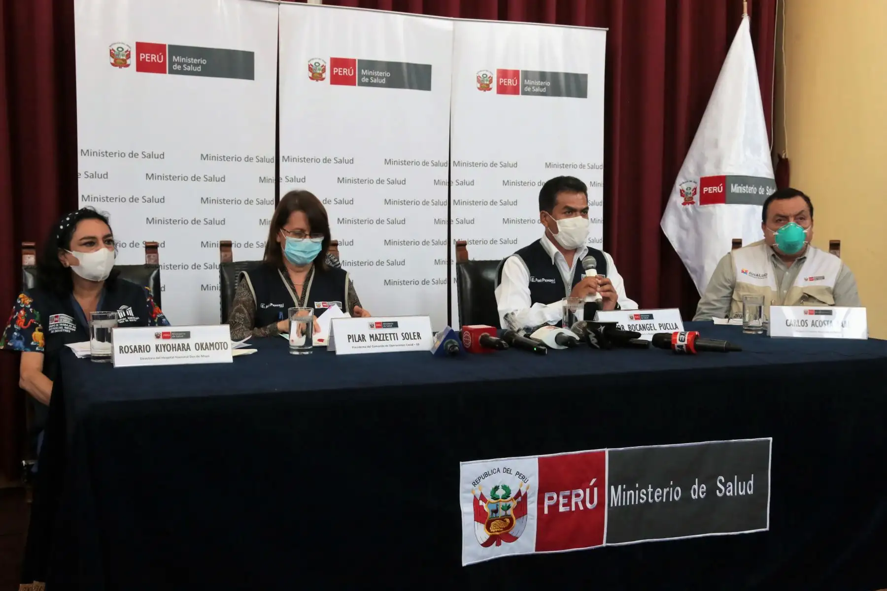 Conferencia de prensa de autoridades del sector Salud para aclarar situación en el hospital Dos de Mayo.