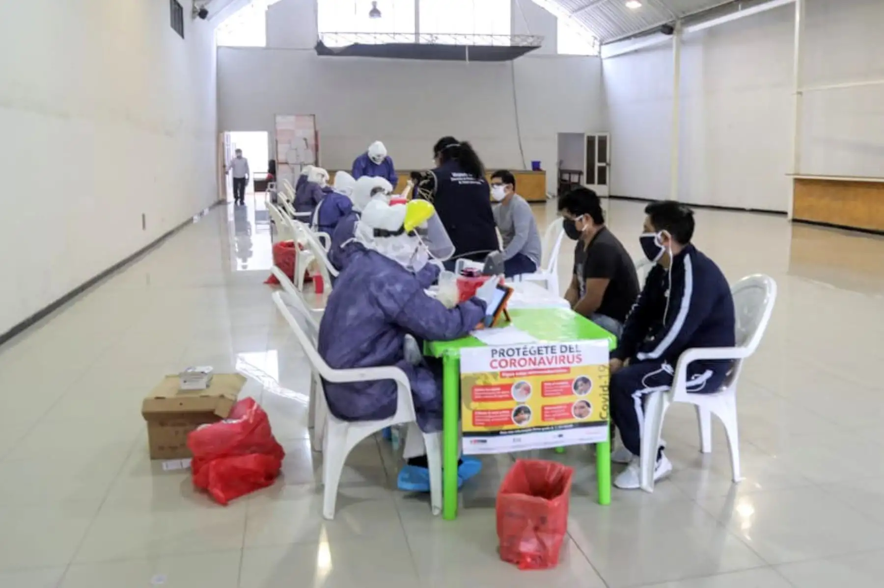 Ministerio de Salud realiza pruebas para descartar COVID-19 a comerciantes del mercado Unicachi de Comas, como parte de la campaña te cuido Perú.
Foto: Minagri