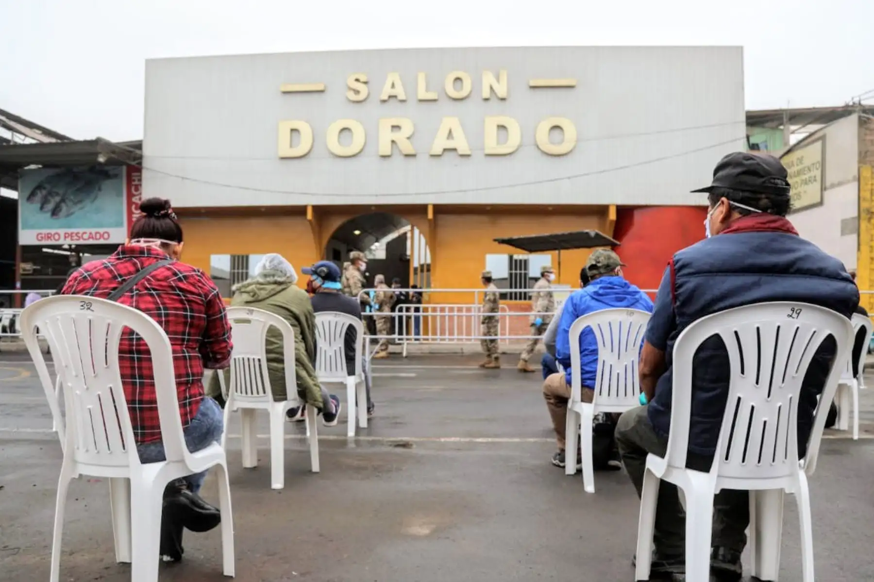 Ministerio de Salud realiza pruebas para descartar COVID-19 a comerciantes del mercado Unicachi de Comas, como parte de la campaña te cuido Perú.
Foto: Minagri