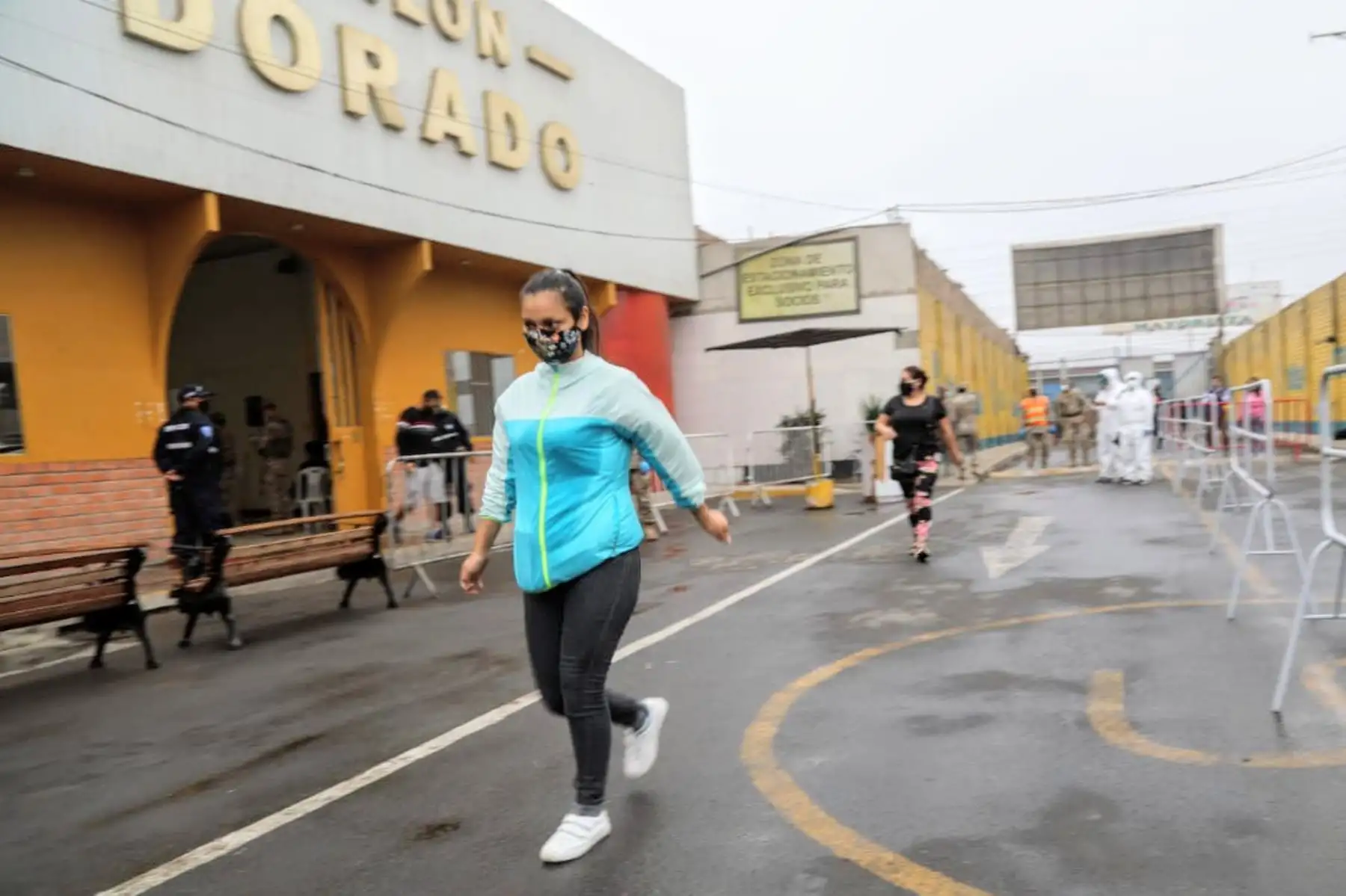 Ministerio de Salud realiza pruebas para descartar COVID-19 a comerciantes del mercado Unicachi de Comas, como parte de la campaña te cuido Perú.
Foto: Minagri