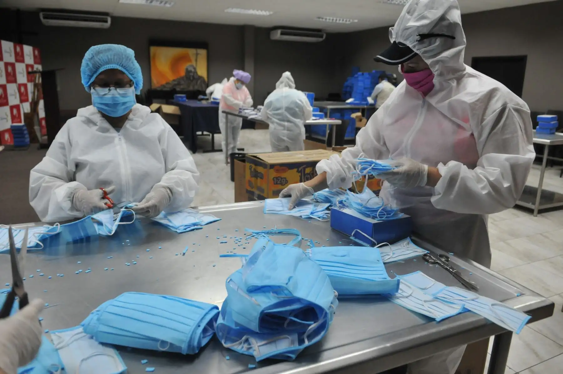 Los artesanos de la fundación Acción Solidaria hacen máscaras faciales en un taller en el norte de Guayaquil, Ecuador. Foto: AFP