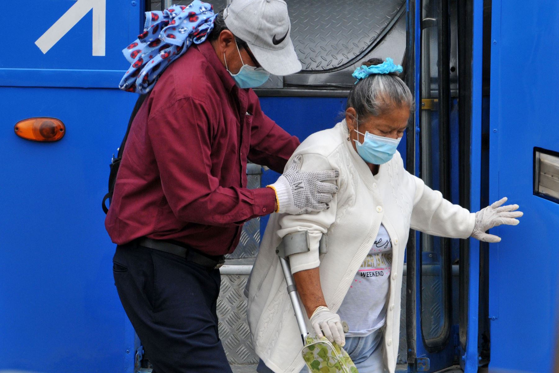 Una mujer mayor recibe ayuda a su llegada al Hospital General, utilizada para pacientes con COVID-19, en Guayaquil. Foto: AFP