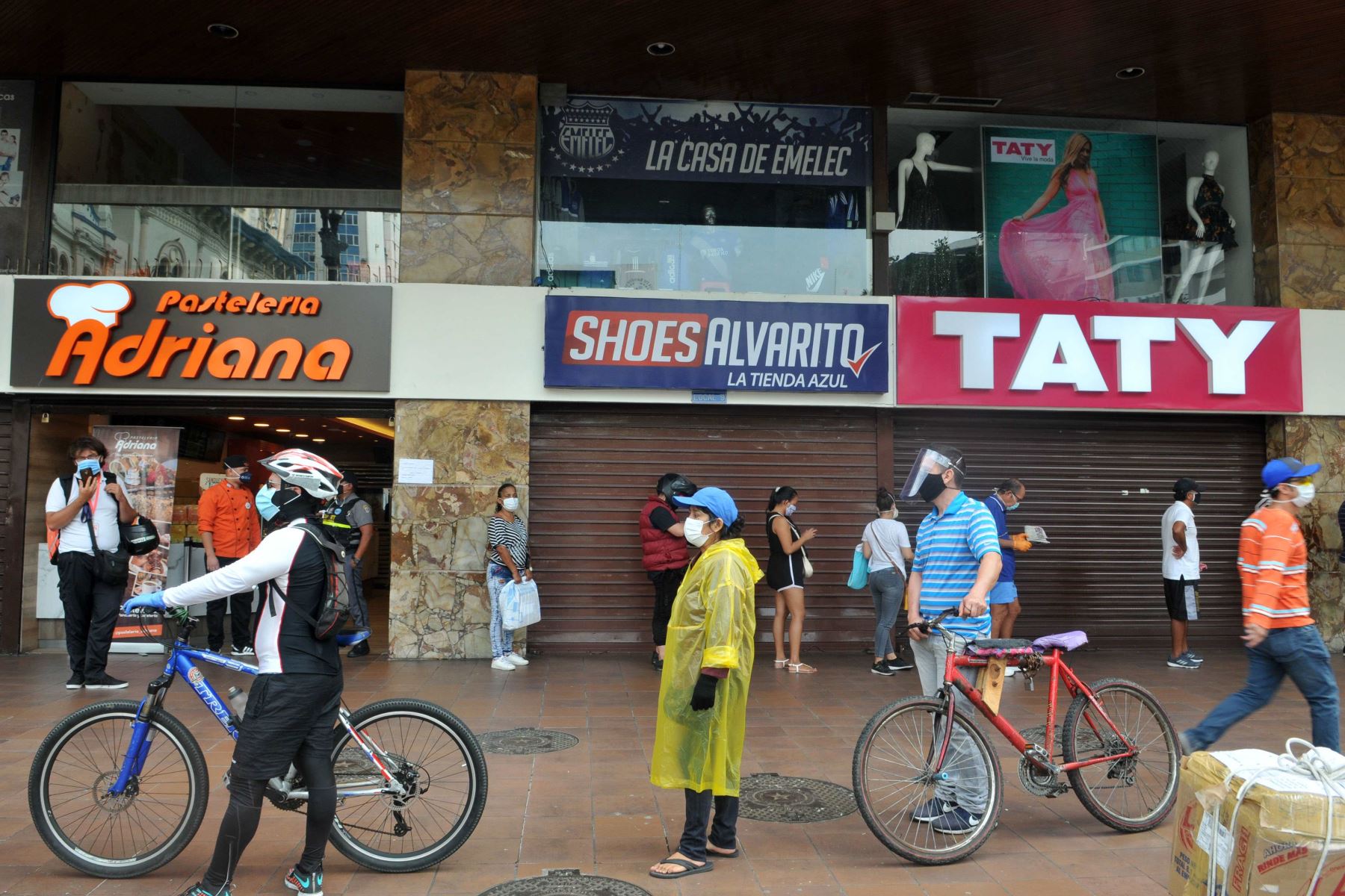 La gente usa mascarillas en Guayaquil, Ecuador en medio de la pandemia de coronavirus. Foto: AFP