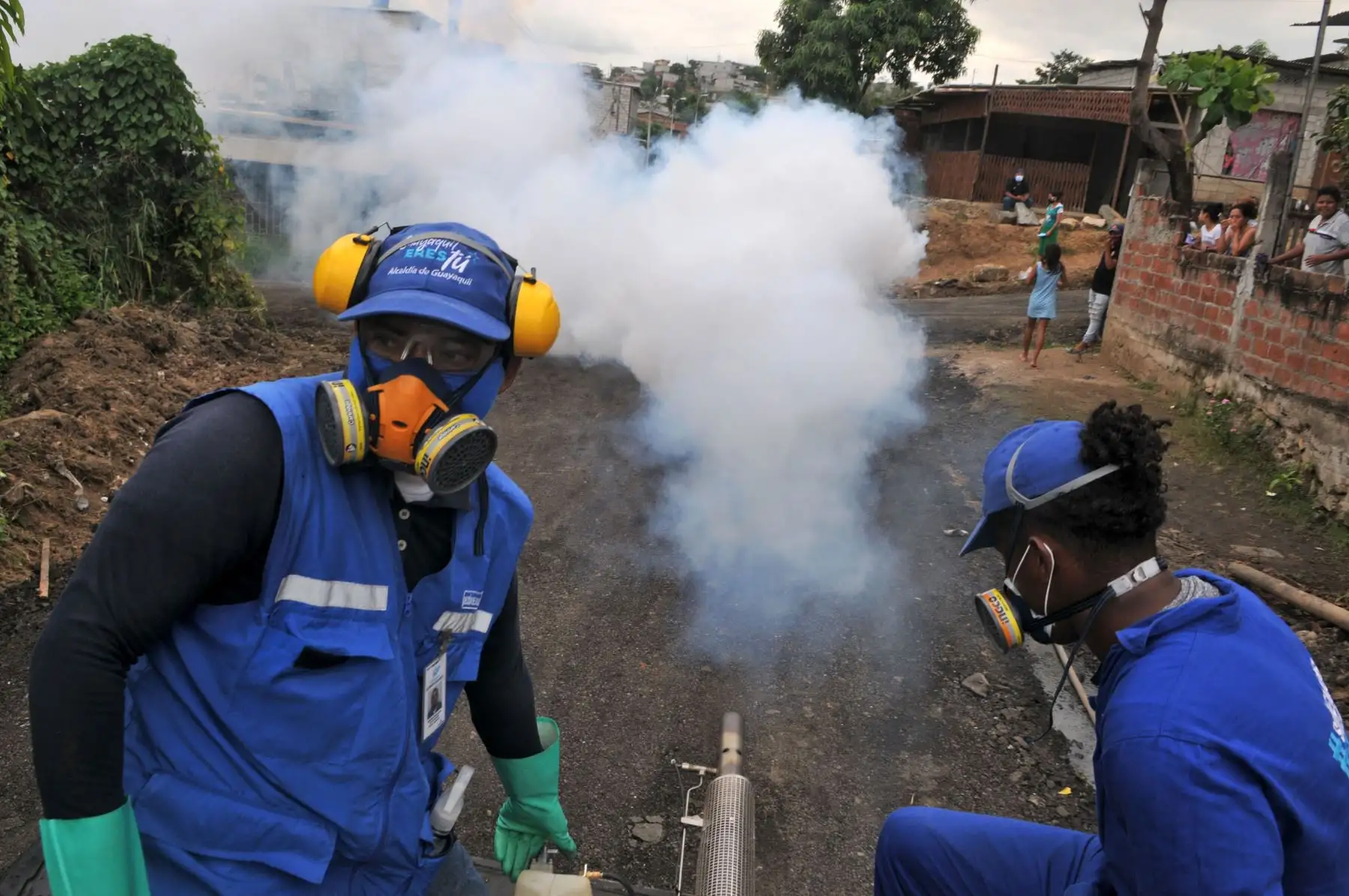 Los trabajadores municipales fumigan el barrio empobrecido de la Cooperativa Bastion Popular, en Guayaquil, Ecuador. Foto: AFP