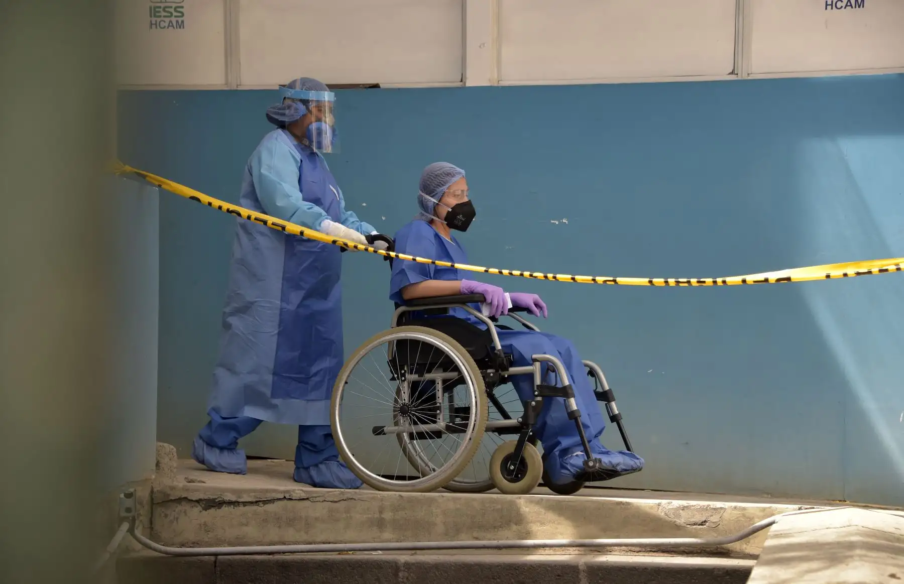 Un paciente es llevado en una silla de ruedas en el hospital IESS Carlos Andrade Marin, en el norte de Quito, el 11 de mayo de 2020 en medio de la pandemia de coronavirus Covid-19. Foto: AFP