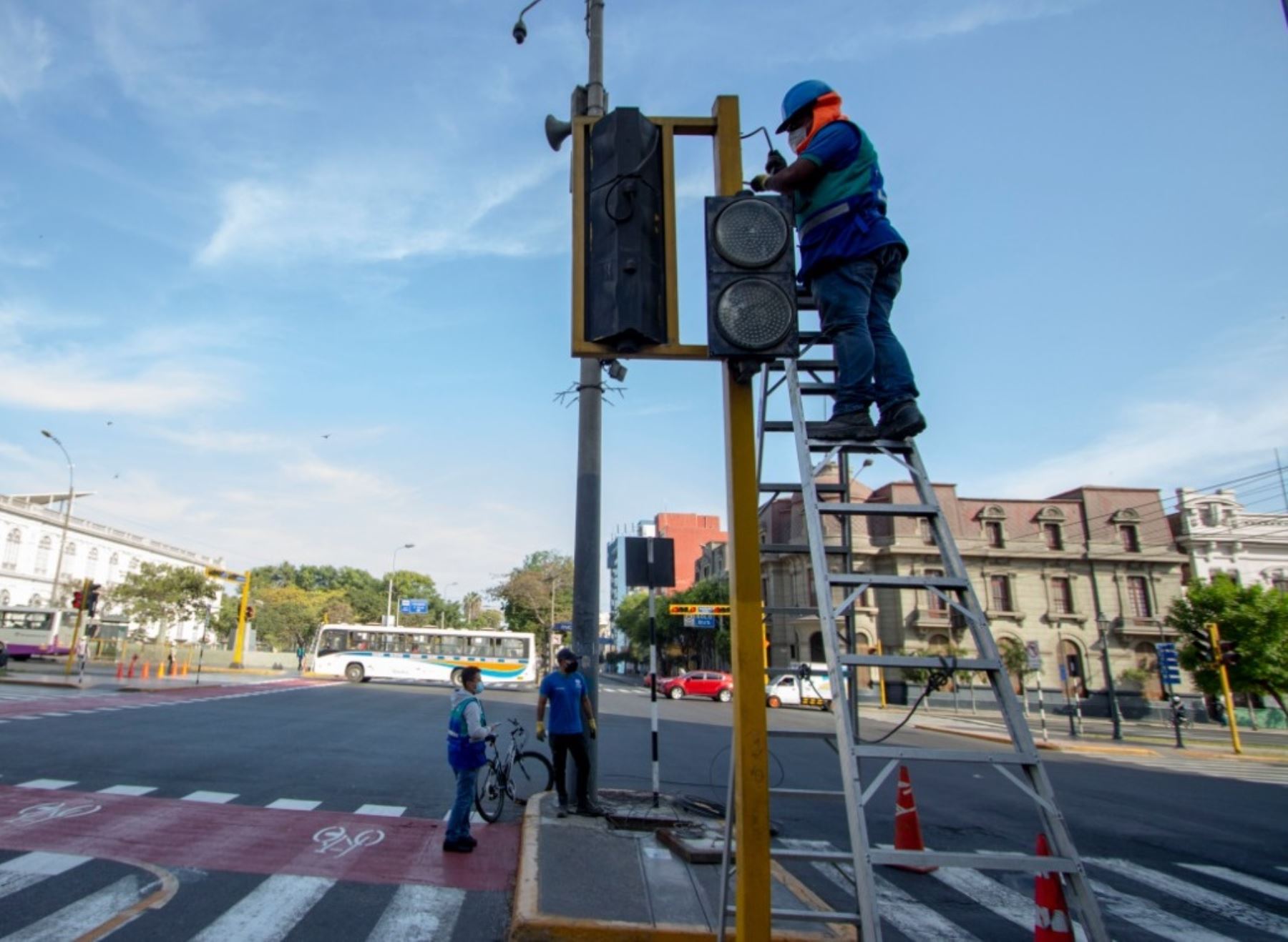 Semáforos funcionarán a partir del sábado 16 de mayo, en la nueva ciclovía de las avenidas Garcilaso de la Vega, Tacna y Wilson, a fin de promover la circulación segura de ciclistas, peatones y conductores.