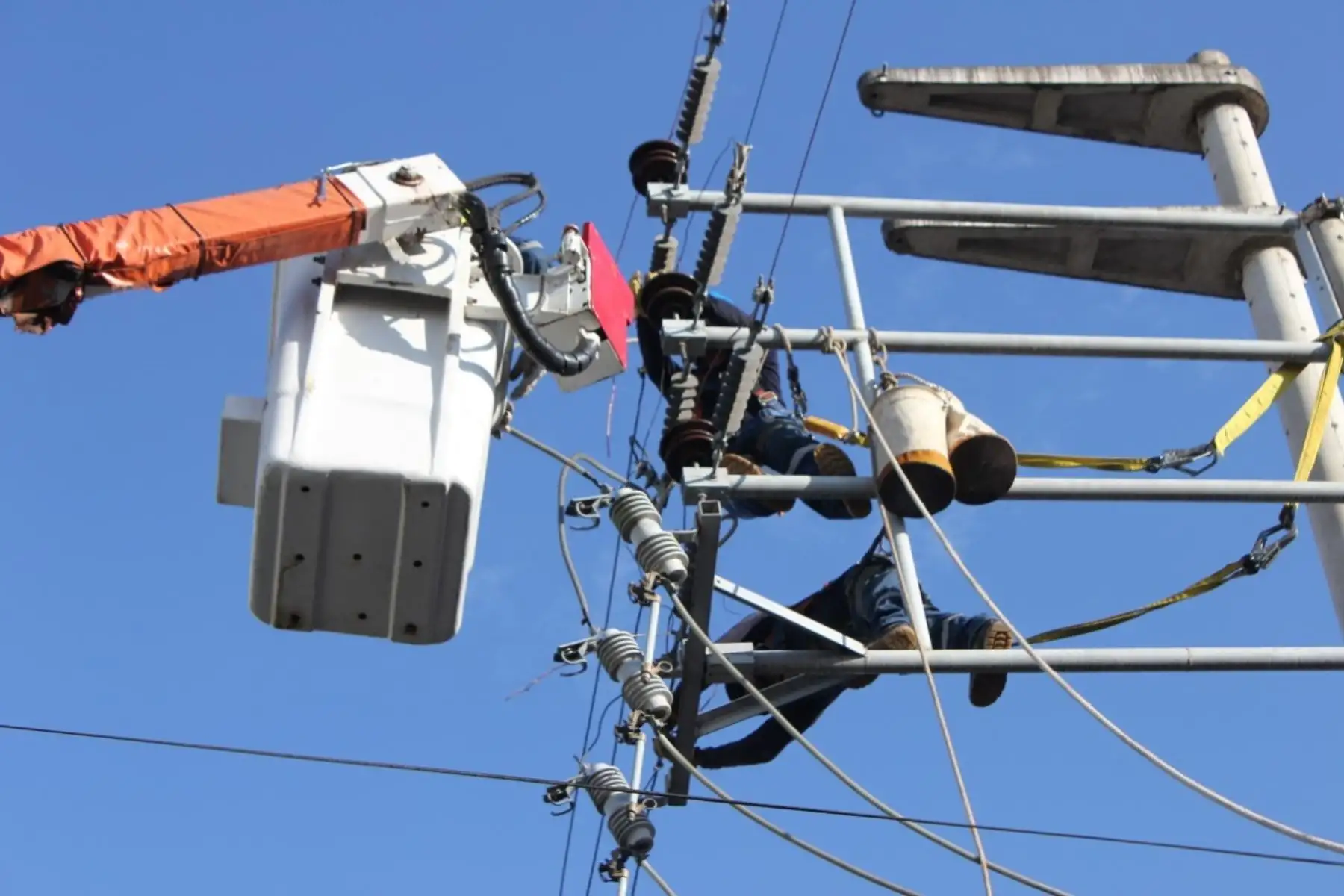 Los cortes del servicio eléctrico se realizan para realizar trabajos de mantenimiento de las líneas. Foto: ANDINA/difusión.