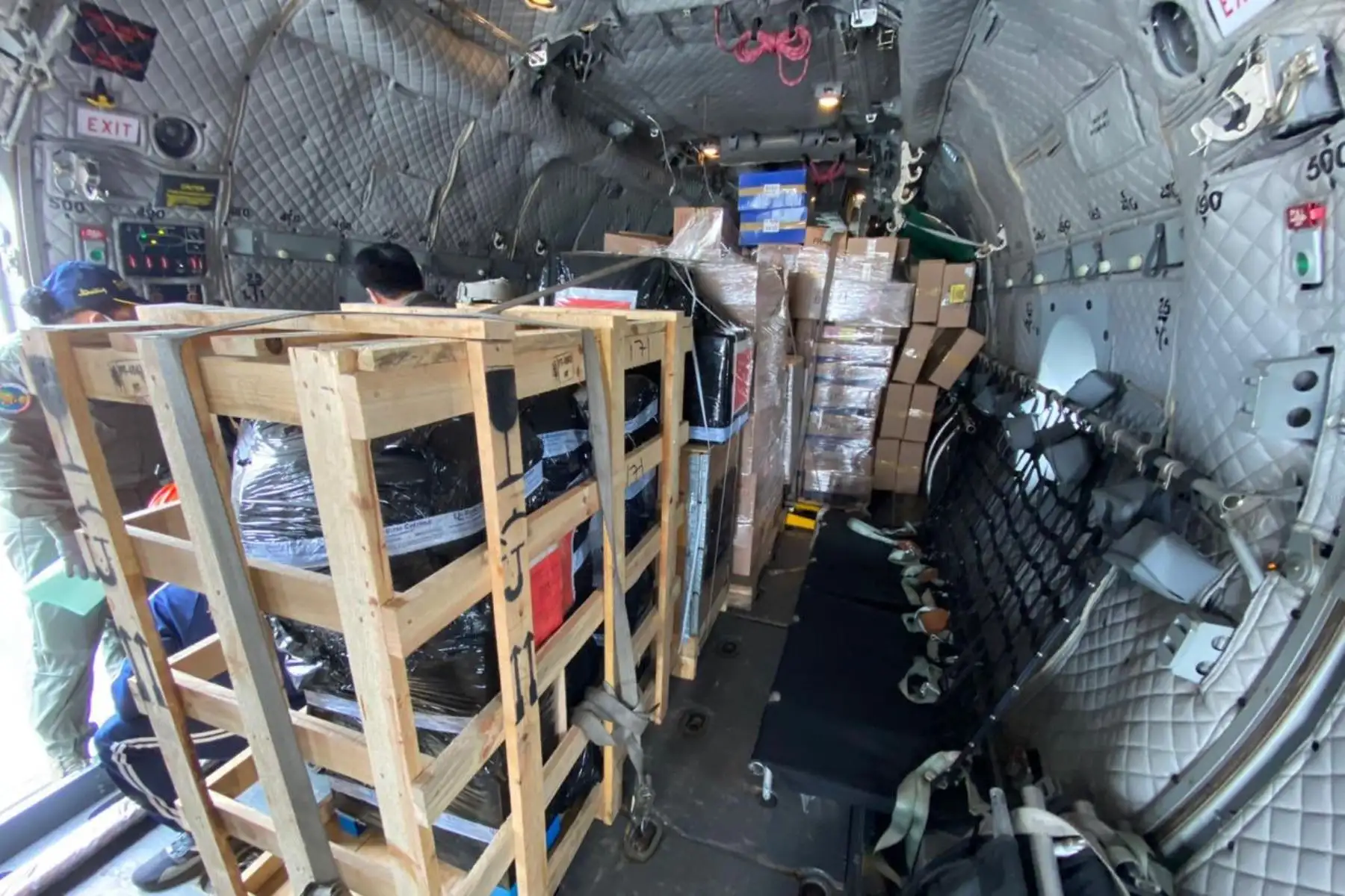 Llega  a Iquitos el avión Spartan de la Fuerza Aérea del Perú que traslada, junto a la comitiva del Ejecutivo, material médico y equipos de protección para el personal de salud; así como, una de dos platas de oxígeno que se trasladará a la región Loreto.
Foto :Mindef