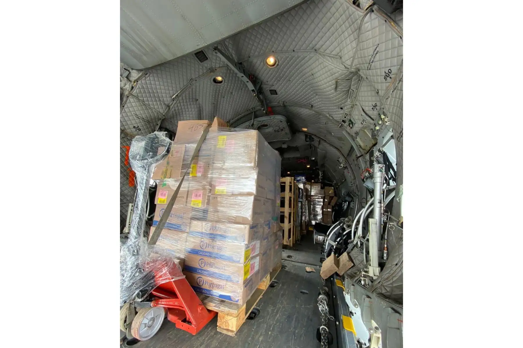 Llega  a Iquitos el avión Spartan de la Fuerza Aérea del Perú que traslada, junto a la comitiva del Ejecutivo, material médico y equipos de protección para el personal de salud; así como, una de dos platas de oxígeno que se trasladará a la región Loreto.
Foto :Mindef