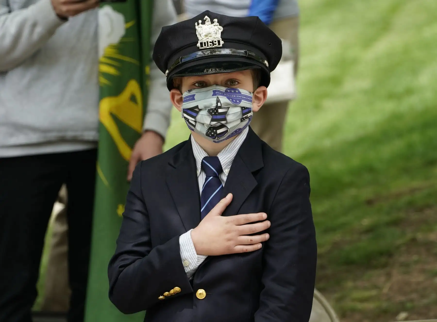 Gavin, de 10 años, hijo del difunto oficial de policía de Glen Ridge Charles "Rob" Roberts, observa durante el funeral de su padre, quien murió de coronavirus, semanas después de contraer la enfermedad mientras estaba de servicio. Foto: AFP