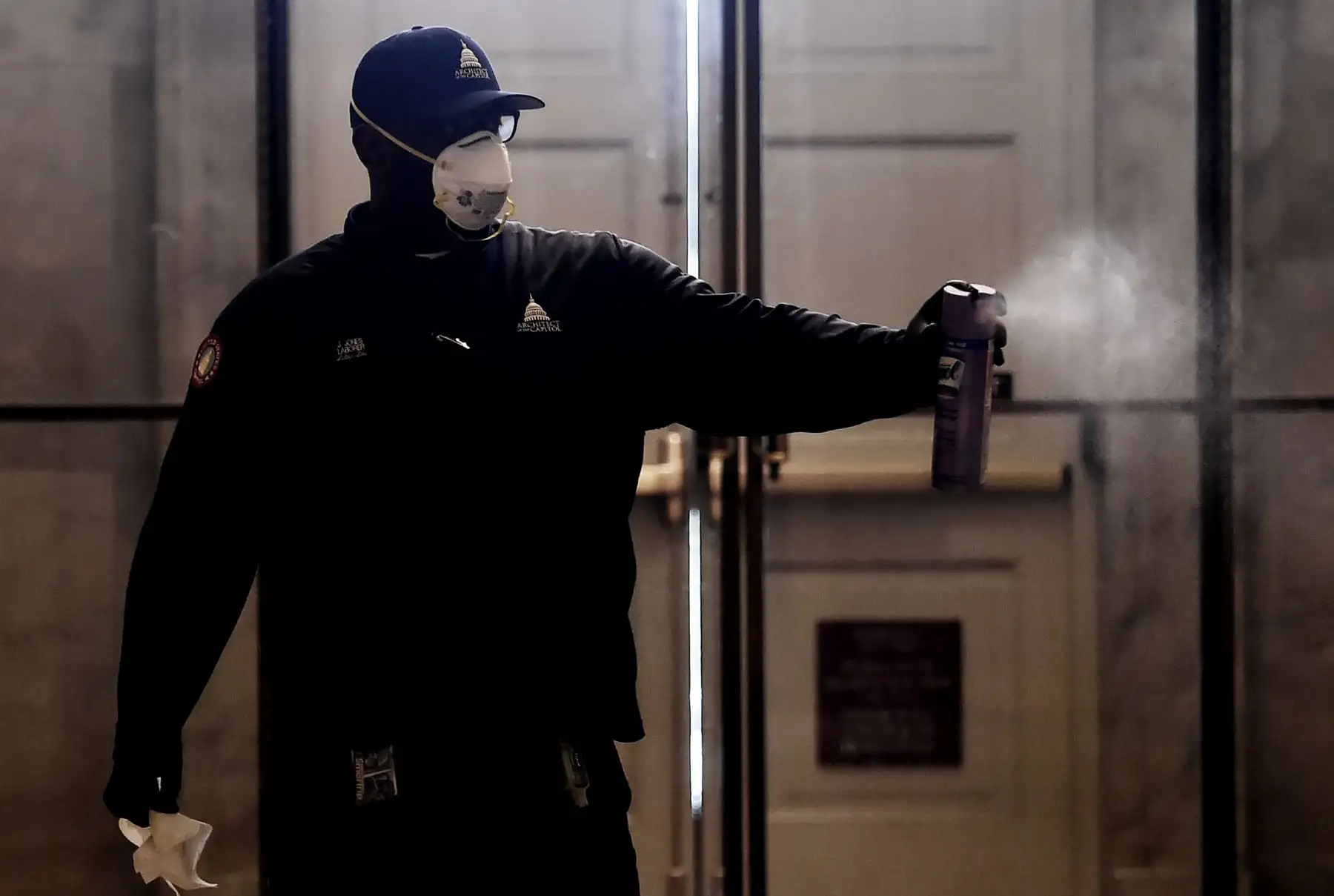 Un trabajador, con guantes protectores y una máscara, desinfecta el interior del Capitolio de los EE. UU. En medio de la pandemia de coronavirus. Foto: AFP