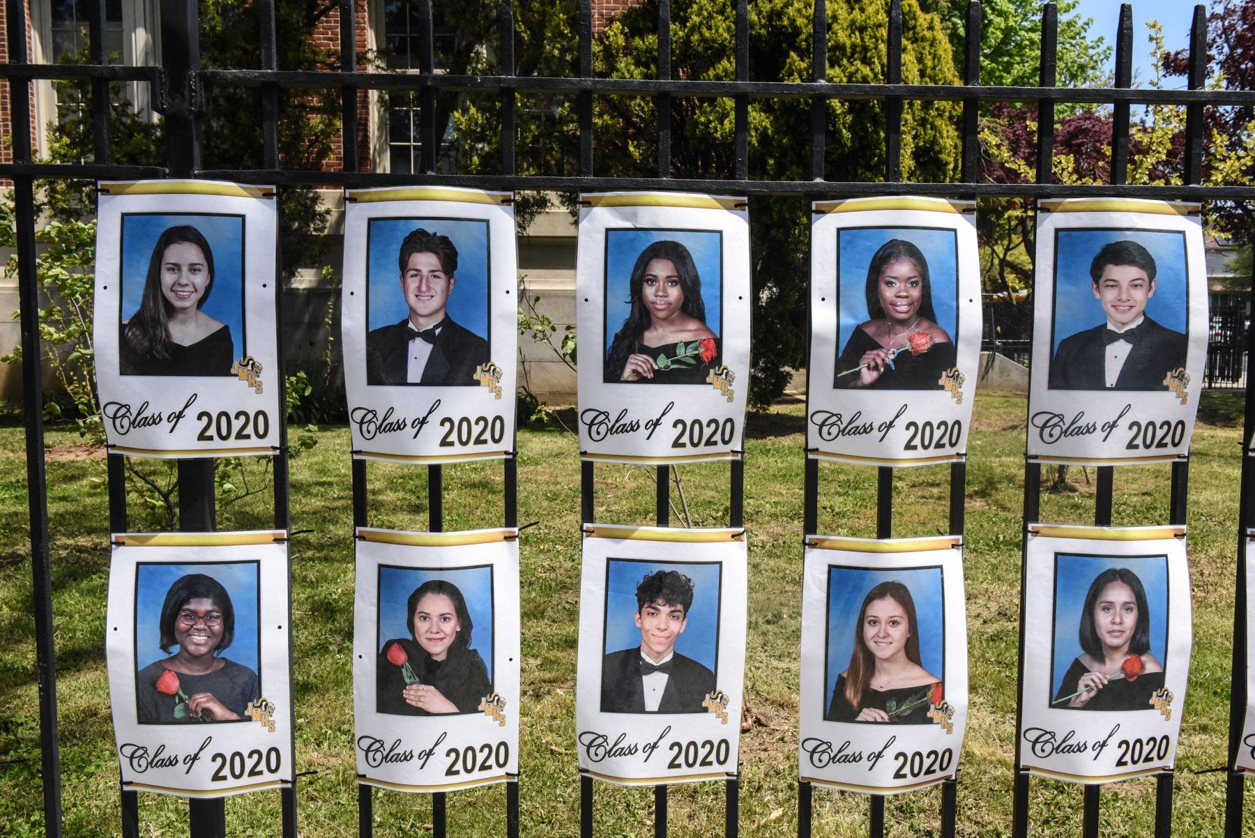 Un homenaje fotográfico al aire libre a los estudiantes de último año de la escuela secundaria James Madison, en el vecindario de Sheepshead Bay en el distrito de Brooklyn en Nueva York. Foto. AFP