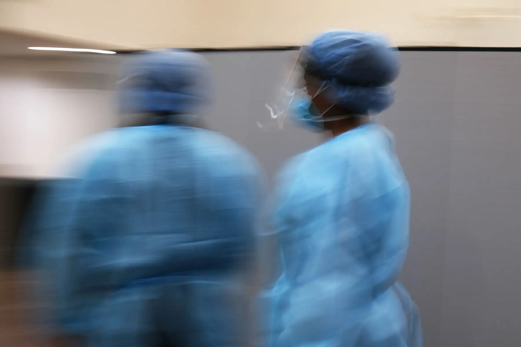 Prueba de trabajadores médicos en equipos de protección personal (EPP) para COViD-19 en la Iglesia Bautista Abisinia. Foto: AFP