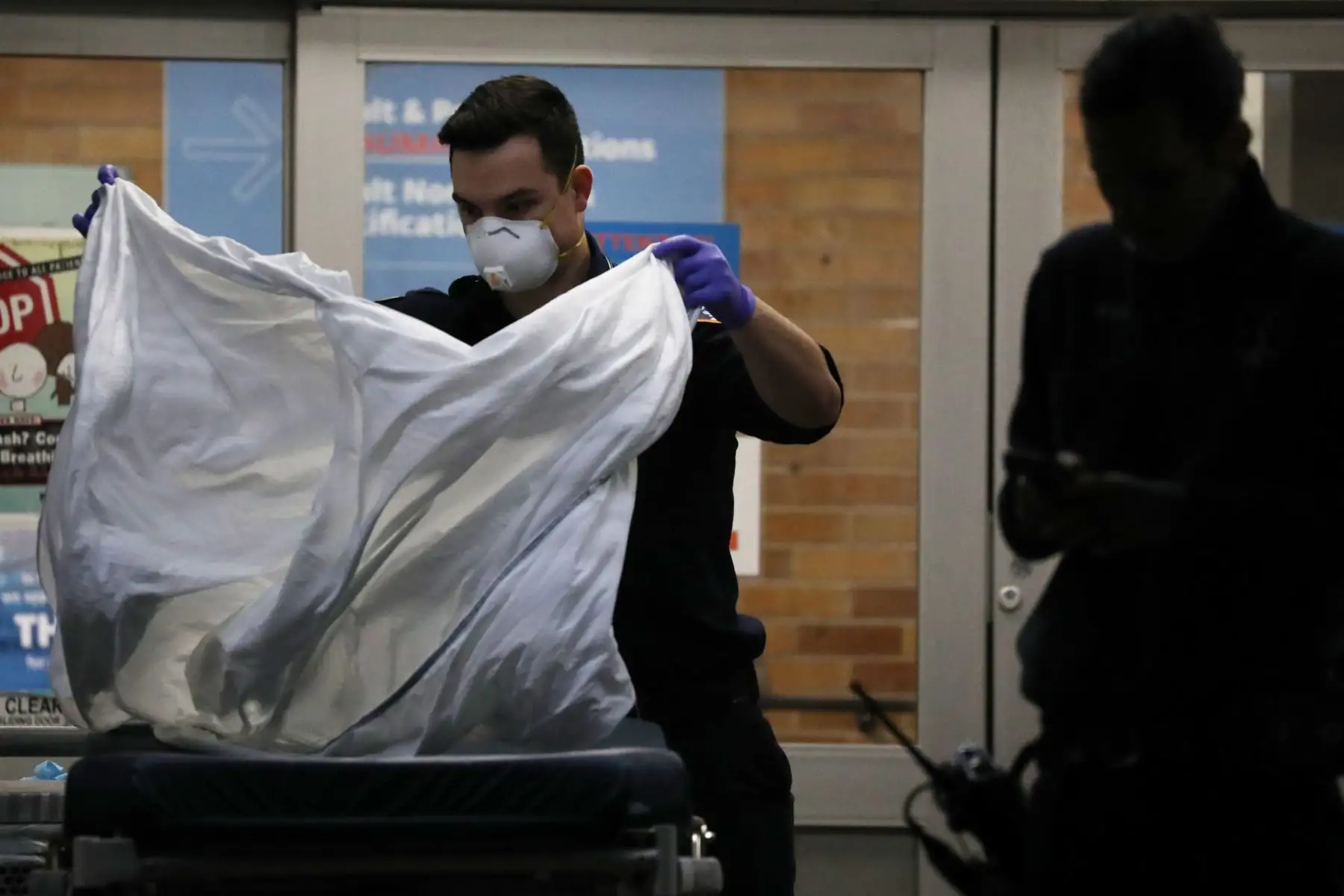Los trabajadores médicos reciben pacientes fuera de un área especial de coronavirus en el Centro Médico Maimonides. Foto: AFP