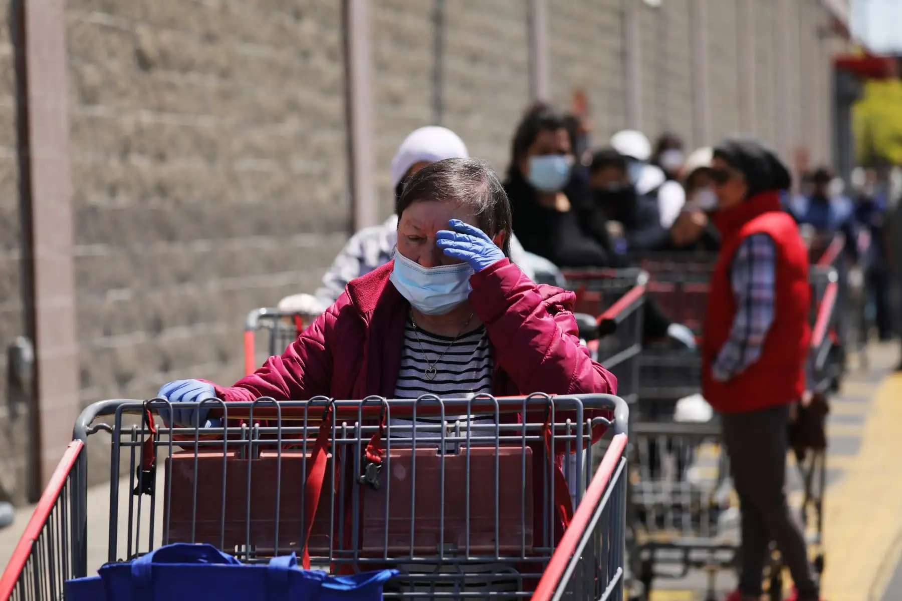 La gente espera en la fila fuera de un Costco en Brooklyn el 14 de mayo de 2020 en la ciudad de Nueva York. Foto: AFP