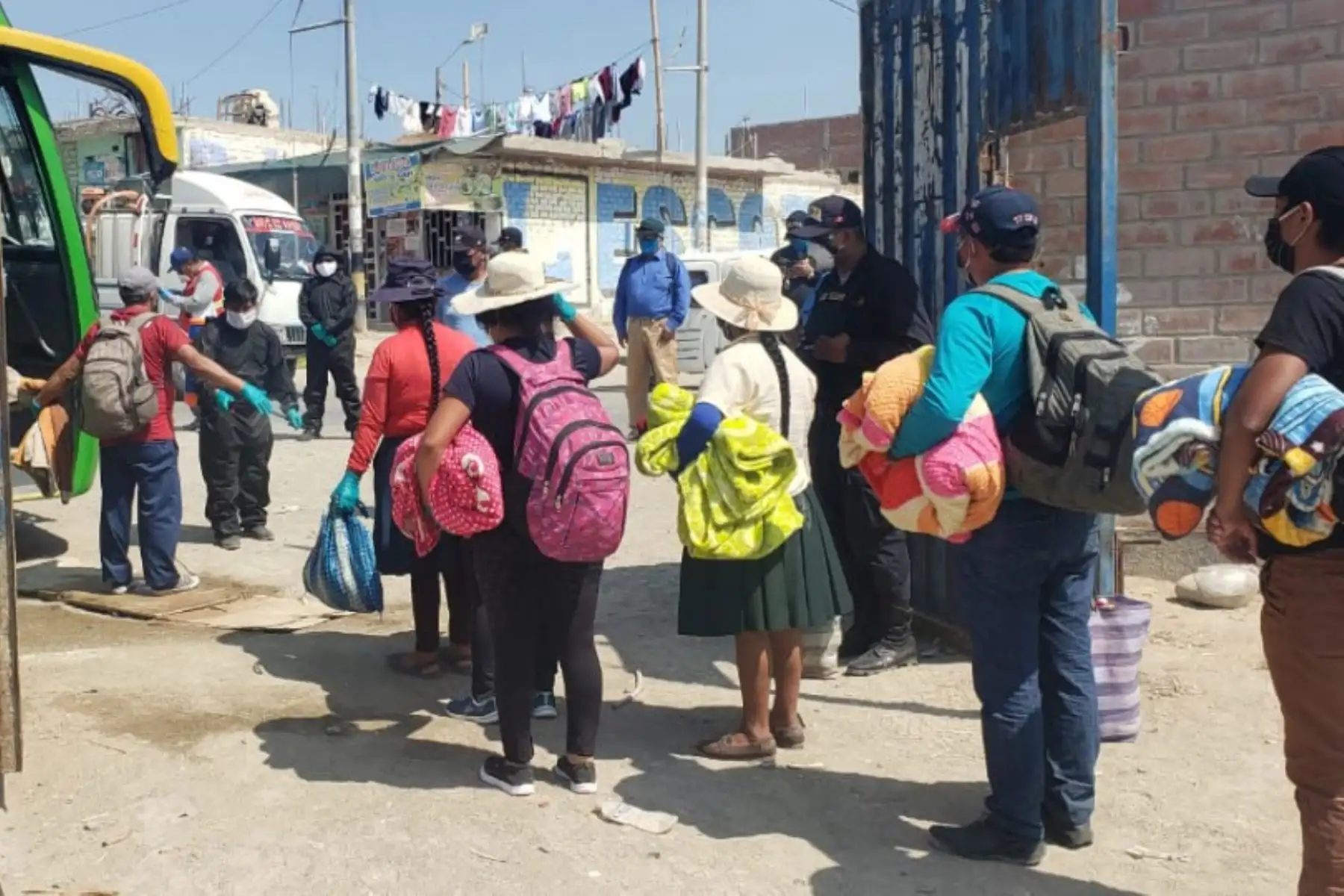 El retorno de los migrantes a sus localidades de origen, debido a la emergencia por el covid-19, plantea el reto de diseñar una estrategia que incluya a estos connacionales en el desarrollo provincial y regional para lograr un desarrollo territorial integral e inclusivo, sostuvo hoy el presidente del Consejo de Ministros, Vicente Zeballos. ANDINA/Difusión