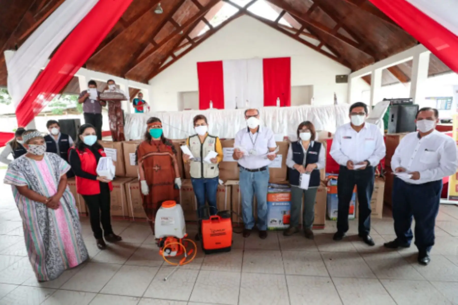 El premier Vicente Zeballos, hizo entrega de 6,000 mascarillas comunitarias y equipos de fumigación y desinfección a líderes indígenas y presidentes de caseríos de Pucallpa; en prevención contra el coronavirus en el Campo Ferial Yarinacocha.Foto:ANDINA/PCM