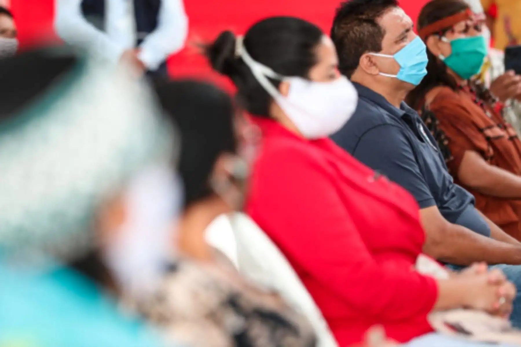 El premier Vicente Zeballos, hizo entrega de 6,000 mascarillas comunitarias y equipos de fumigación y desinfección a líderes indígenas y presidentes de caseríos de Pucallpa; en prevención contra el coronavirus en el Campo Ferial Yarinacocha.Foto:ANDINA/PCM