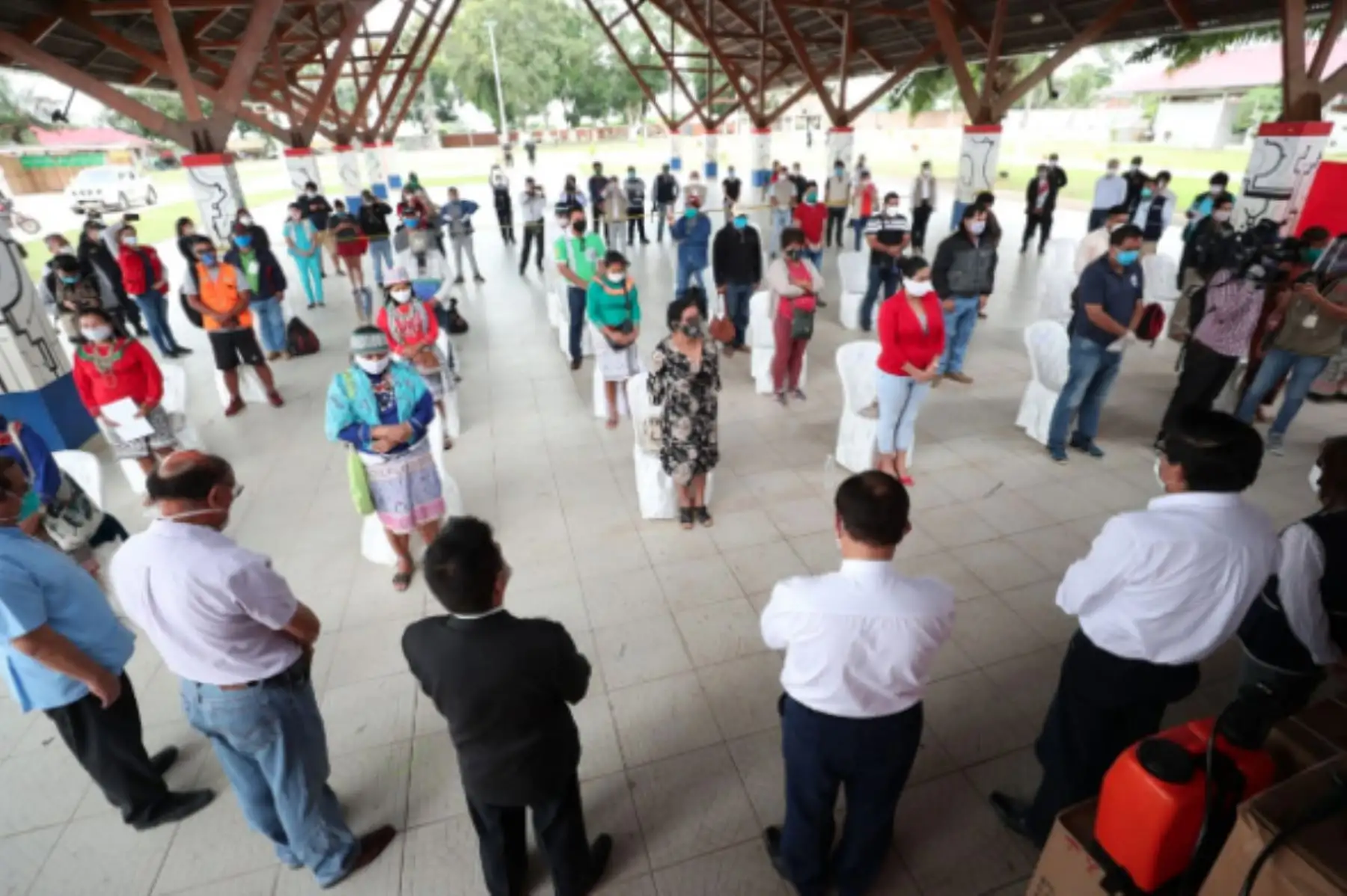 El premier Vicente Zeballos, hizo entrega de 6,000 mascarillas comunitarias y equipos de fumigación y desinfección a líderes indígenas y presidentes de caseríos de Pucallpa; en prevención contra el coronavirus en el Campo Ferial Yarinacocha.Foto:ANDINA/PCM