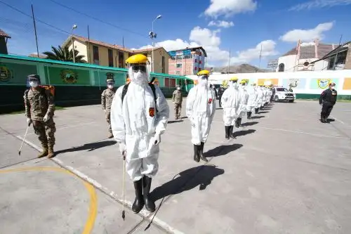 Policías y militares integran la brigada que tiene la delicada labor del levantamiento de cadáveres por coronavirus.