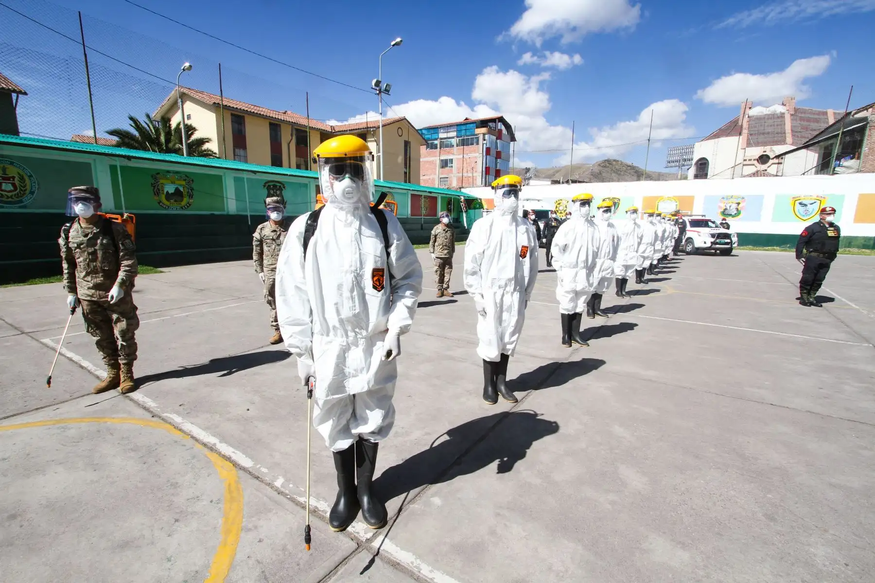 Policías y militares integran la brigada que tiene la delicada labor del levantamiento de cadáveres por coronavirus.