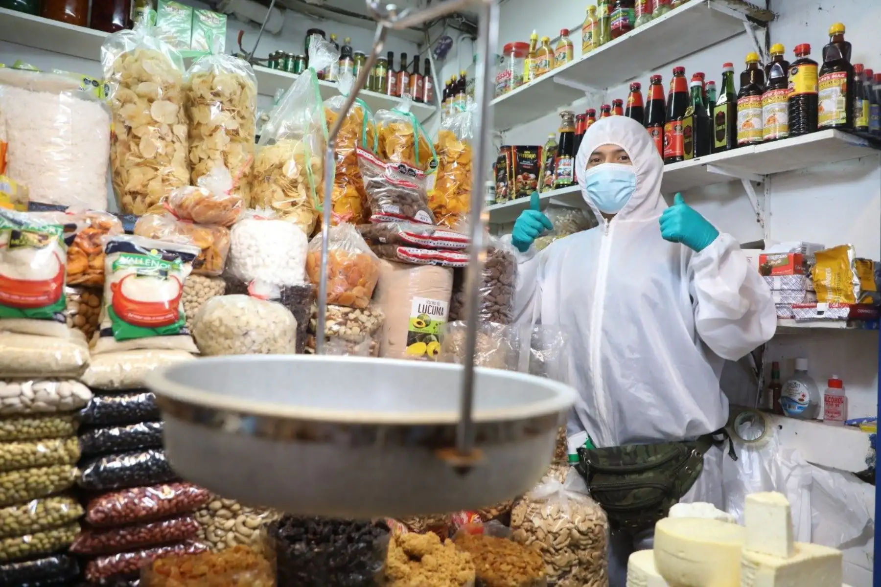 El Mercado Modelo n.° 1 para comprobar que la atención al público sea ordenada y cuente con puntos de lavado de manos y cabinas de desinfección. El compromiso de Produce es seguir monitoreando y supervisando el comercio en Lima, acompañando a los municipios.Foto:@MINPRODUCCION.