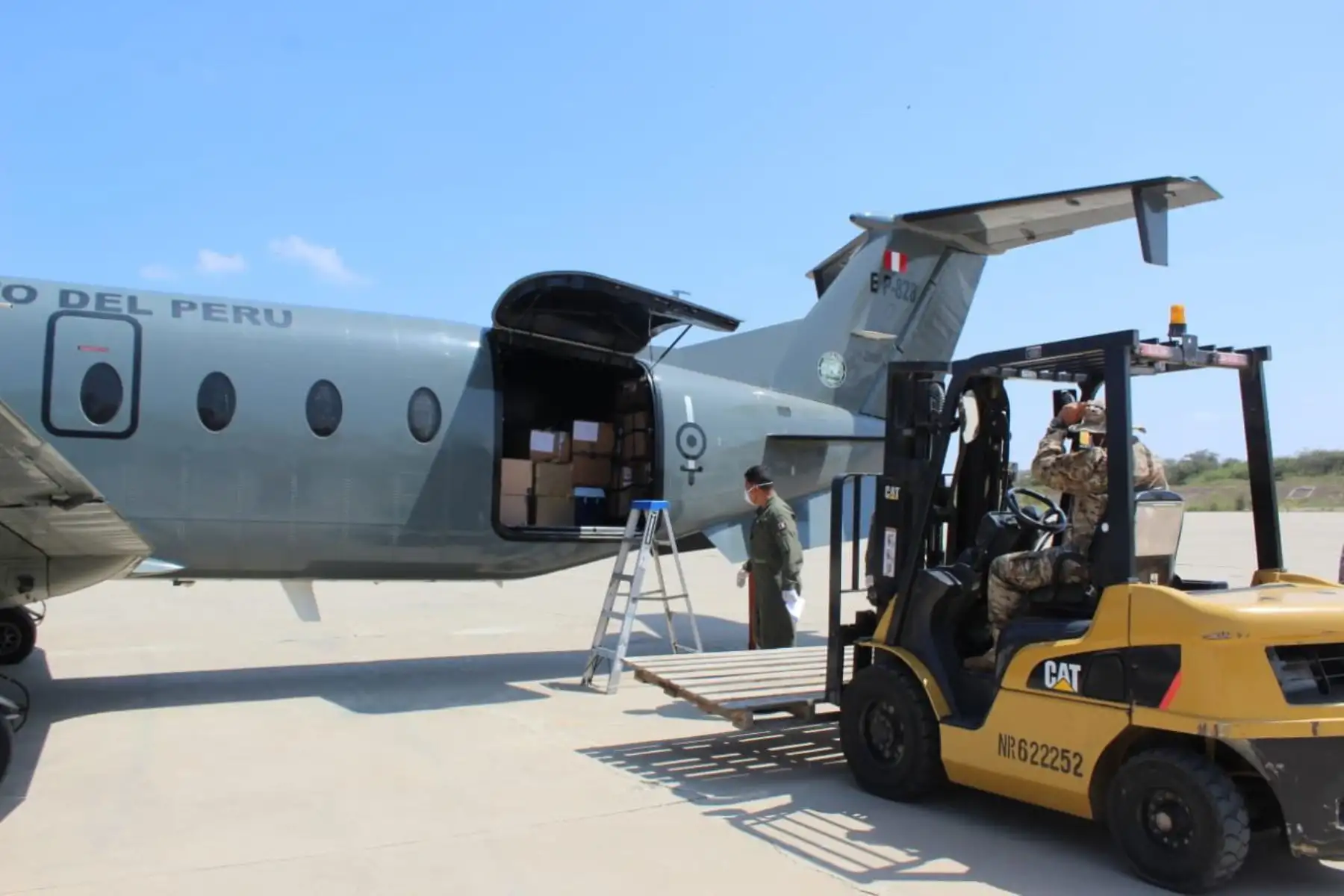 Equipo del ministerio de Defensa se reúne con el jefe del Comando Regional COVID - 19 de Lambayeque, para hacer seguimiento de avances y necesidades, a fin de reforzar las acciones contra el coronavirus.
Foto: Mindef