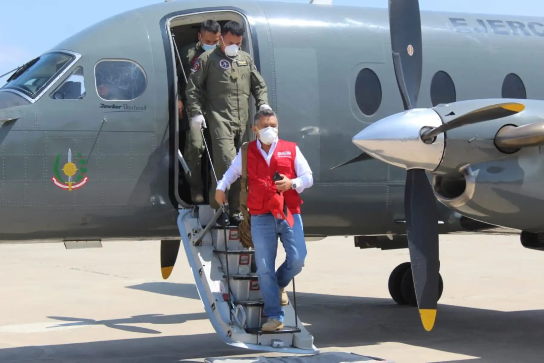 Equipo del ministerio de Defensa se reúne con el jefe del Comando Regional COVID - 19 de Lambayeque, para hacer seguimiento de avances y necesidades, a fin de reforzar las acciones contra el coronavirus.
Foto: Mindef