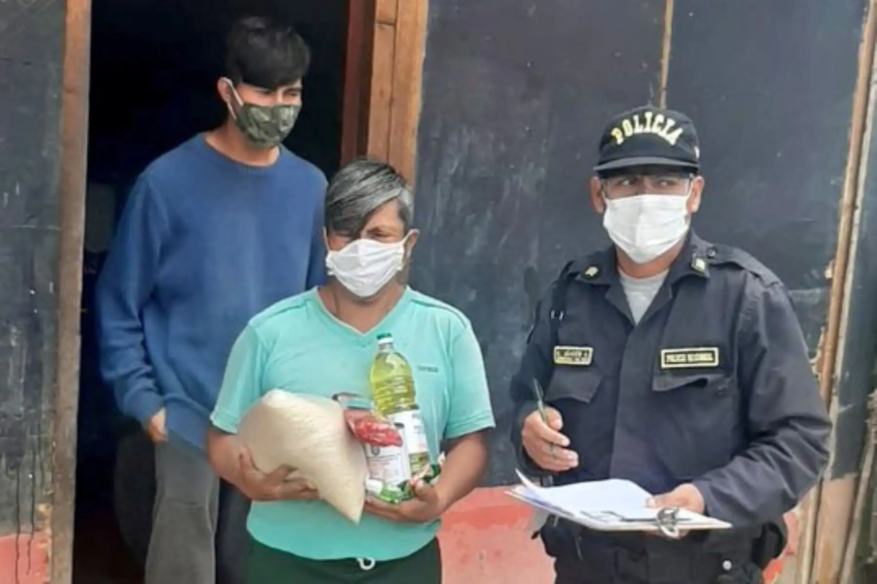 Efectivos de la Comisaría Piura -Policía Nacional apoyan con víveres a familias de escasos recursos en los asentamientos humanos de su sector. 
Foto: PNP