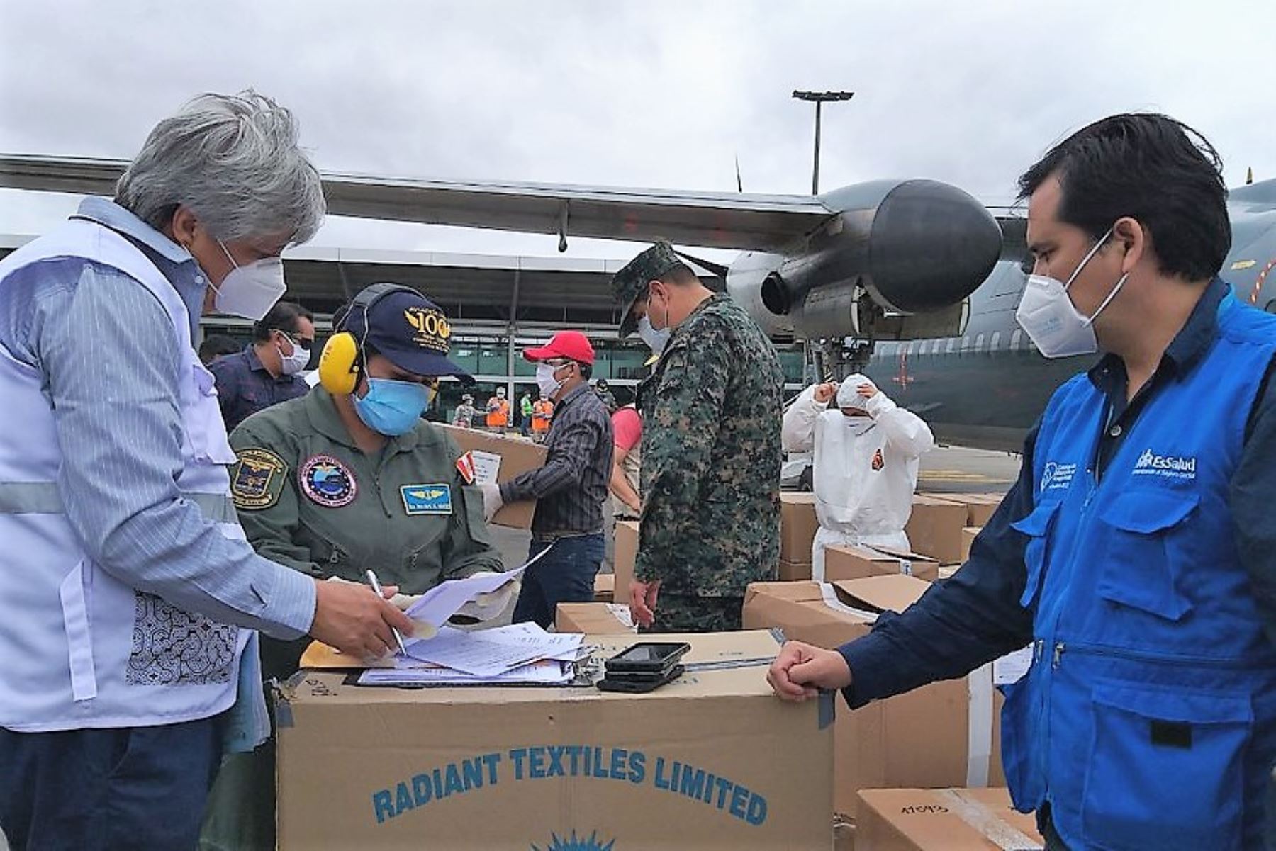 Essalud trasladó medicinas y equipos de protección para personal que lucha contra el covid-19 en la región Ucayali.