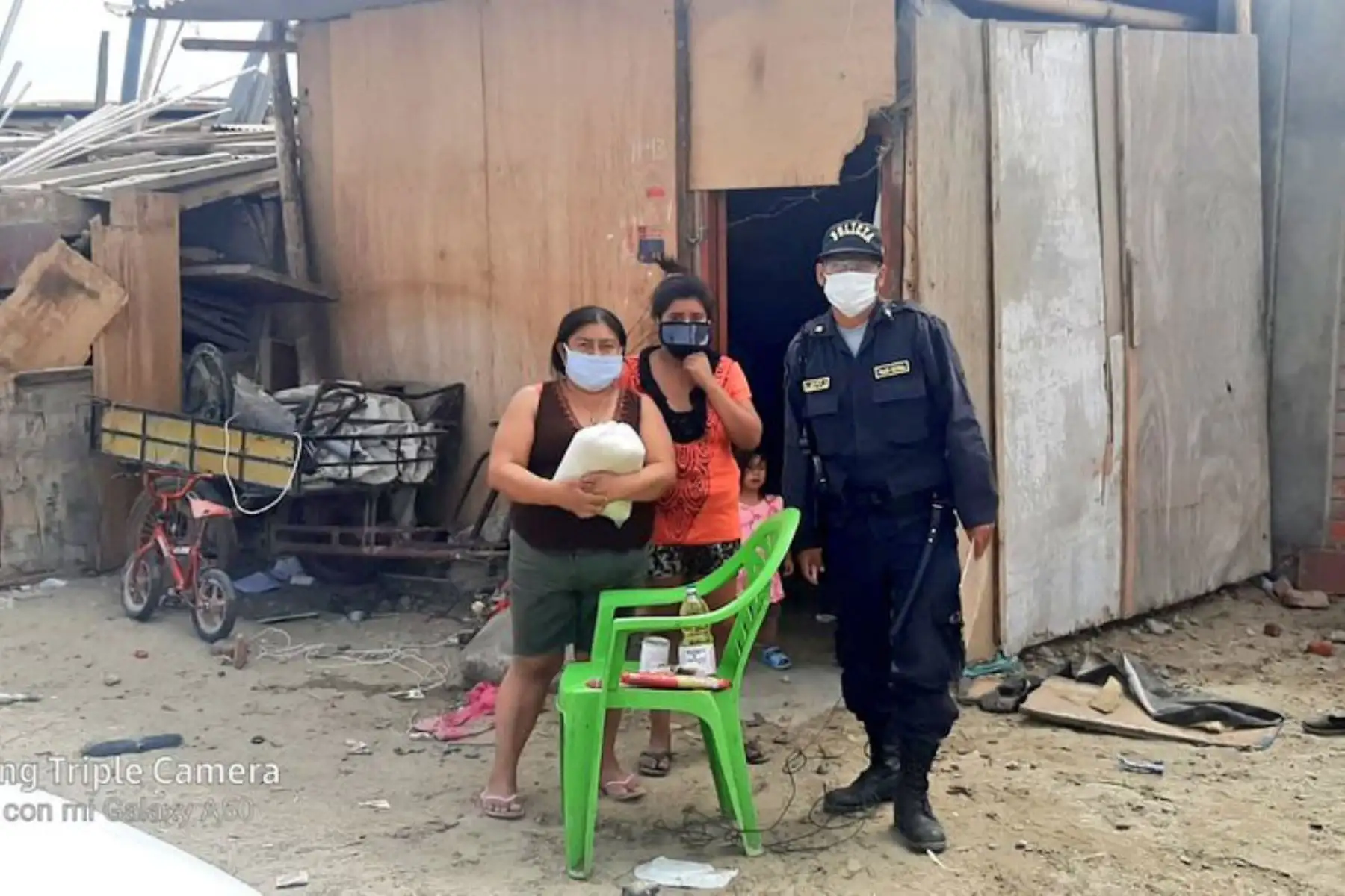 Efectivos de la Comisaría Piura -Policía Nacional apoyan con víveres a familias de escasos recursos en los asentamientos humanos de su sector. 
Foto: PNP