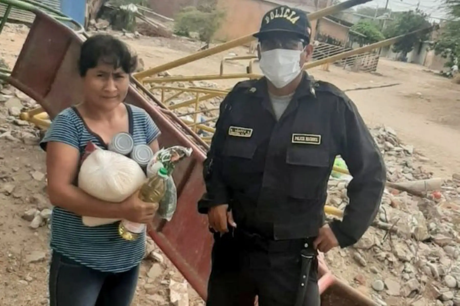 Efectivos de la Comisaría Piura -Policía Nacional apoyan con víveres a familias de escasos recursos en los asentamientos humanos de su sector. 
Foto: PNP