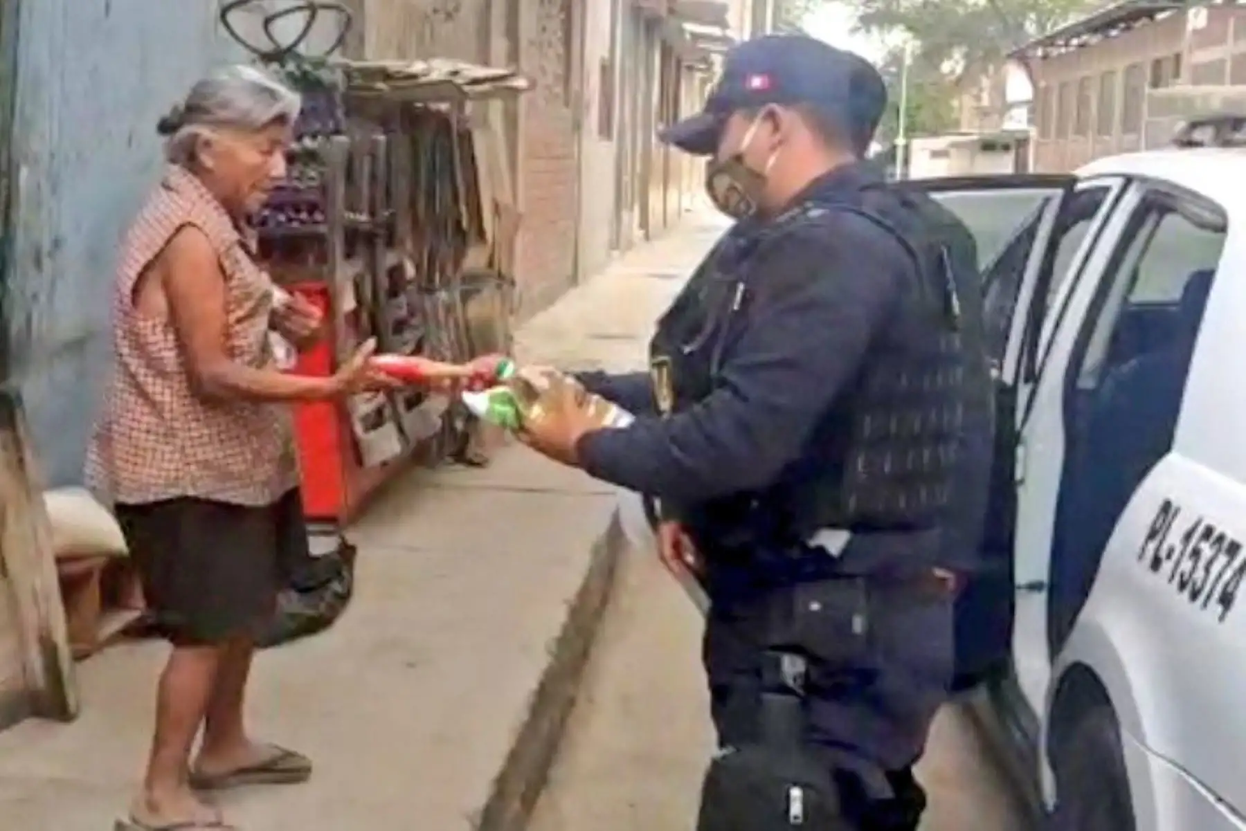 Efectivos de la Comisaría Piura -Policía Nacional apoyan con víveres a familias de escasos recursos en los asentamientos humanos de su sector. 
Foto: PNP