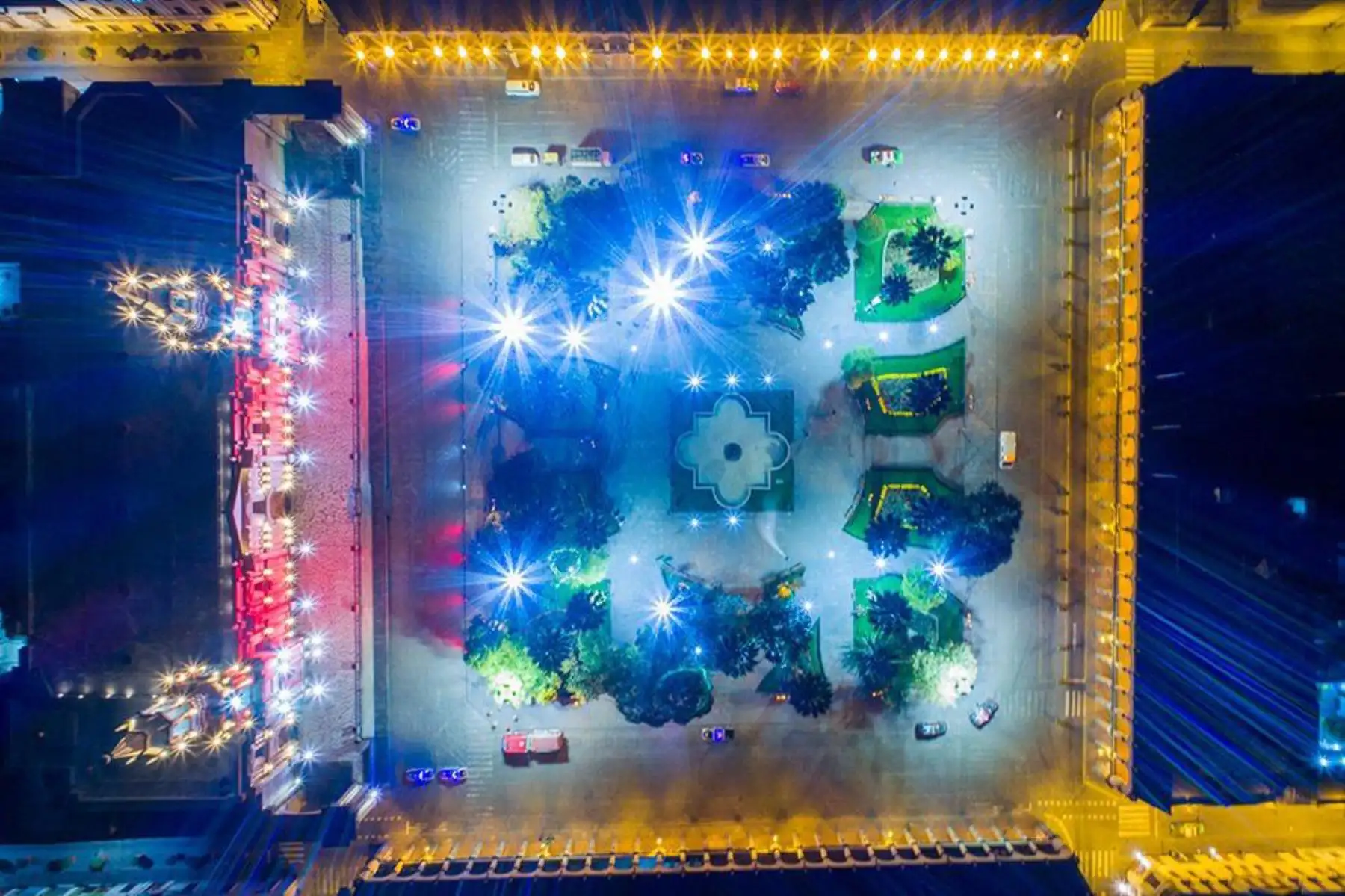 Técnicos Unidos del Perú promueven el espectáculo para agradecer a todos los que luchan en primera línea contra la COVID-19.
“Por una luz de esperanza”, frase que ilumina el cielo arequipeño
al ritmo de “Contigo Perú”. 
Foto: Cortesía /Denis Mayhua
