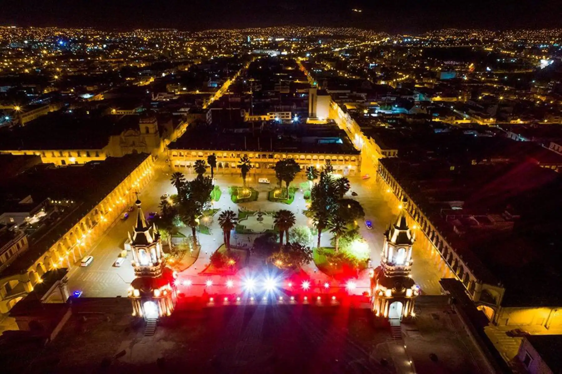 Técnicos Unidos del Perú promueven el espectáculo para agradecer a todos los que luchan en primera línea contra la COVID-19.
“Por una luz de esperanza”, frase que ilumina el cielo arequipeño
al ritmo de “Contigo Perú”. 
Foto: Cortesía /Denis Mayhua