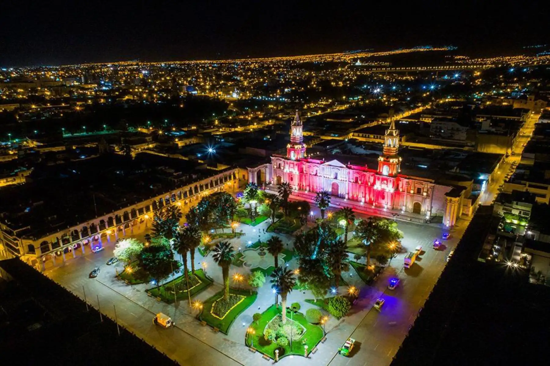 Técnicos Unidos del Perú promueven el espectáculo para agradecer a todos los que luchan en primera línea contra la COVID-19.
“Por una luz de esperanza”, frase que ilumina el cielo arequipeño
al ritmo de “Contigo Perú”. 
Foto: Cortesía /Denis Mayhua