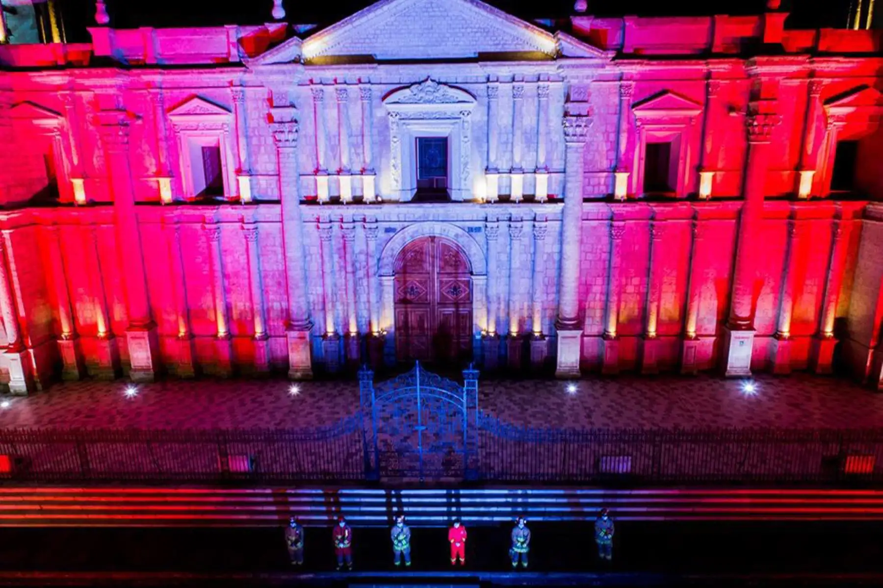 Técnicos Unidos del Perú promueven el espectáculo para agradecer a todos los que luchan en primera línea contra la COVID-19.
“Por una luz de esperanza”, frase que ilumina el cielo arequipeño
al ritmo de “Contigo Perú”. 
Foto: Cortesía /Denis Mayhua