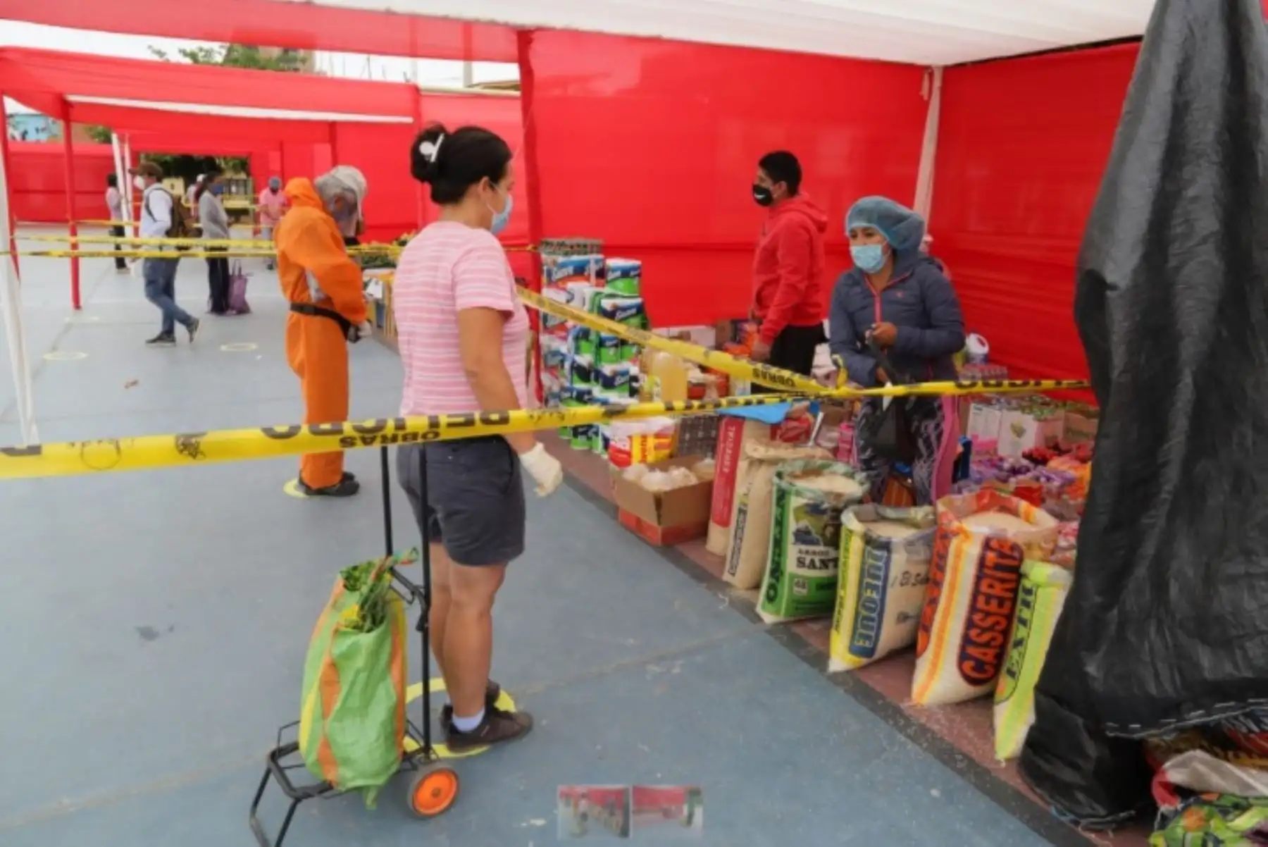 La Municipalidad Provincial del Santa (MPS) abrió el cuarto mercado agropecuario itinerante "De la chacra a la olla", en el complejo deportivo “La Z”, de la urbanización El Acero, en la ciudad de Chimbote, con el objetivo de descongestionar los grandes centros de abastos de la ciudad y evitar contagios por el nuevo coronavirus covid-19.