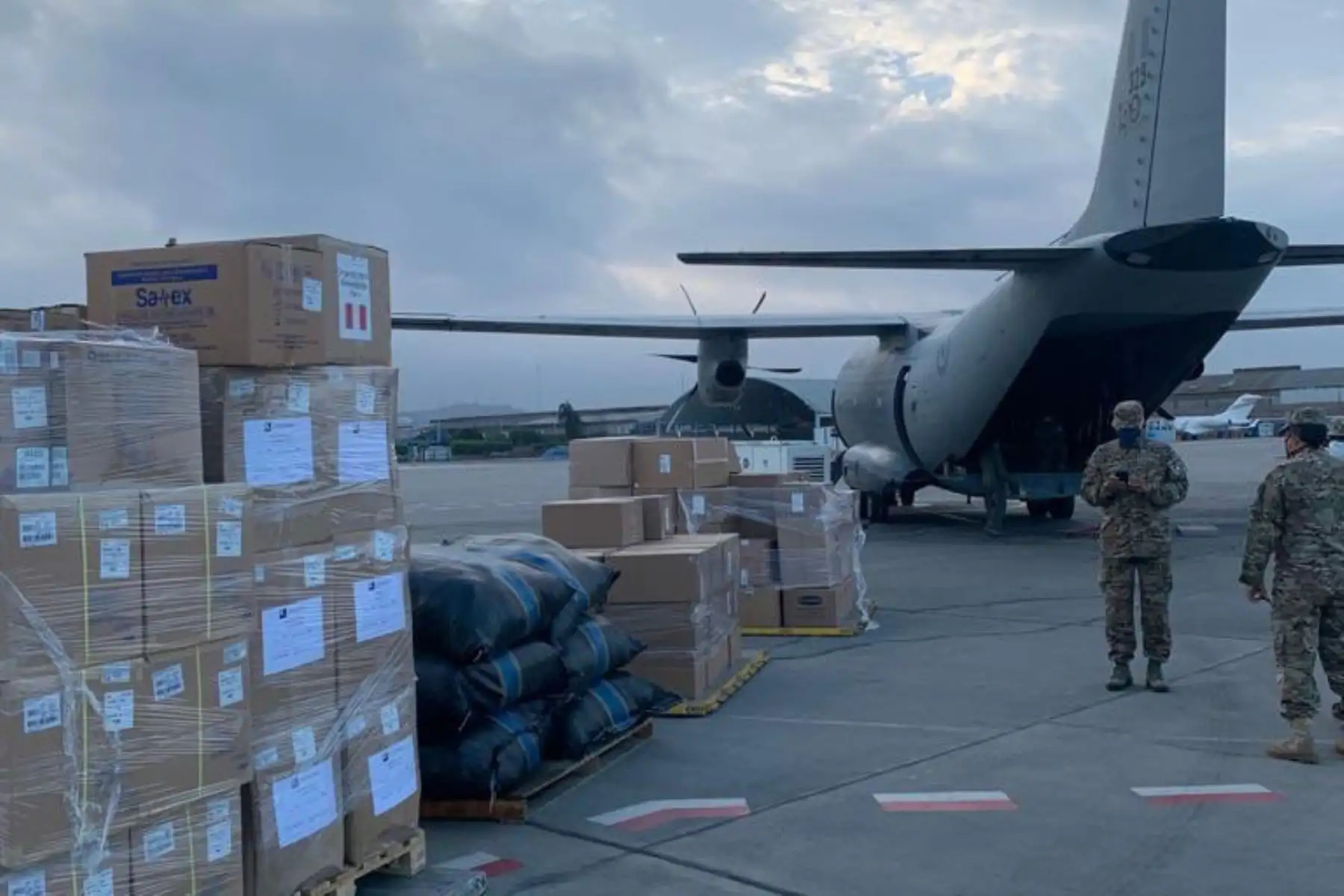 Ministerio de Defensa llevó esta mañana a la región de Cajamarca 8 toneladas de carga entre insumos médico, equipos de protección, pruebas rápidas de Essalud y el Minsa para hacer frente a la pandemia del coronavirus. Foto: ANDINA/Mindef