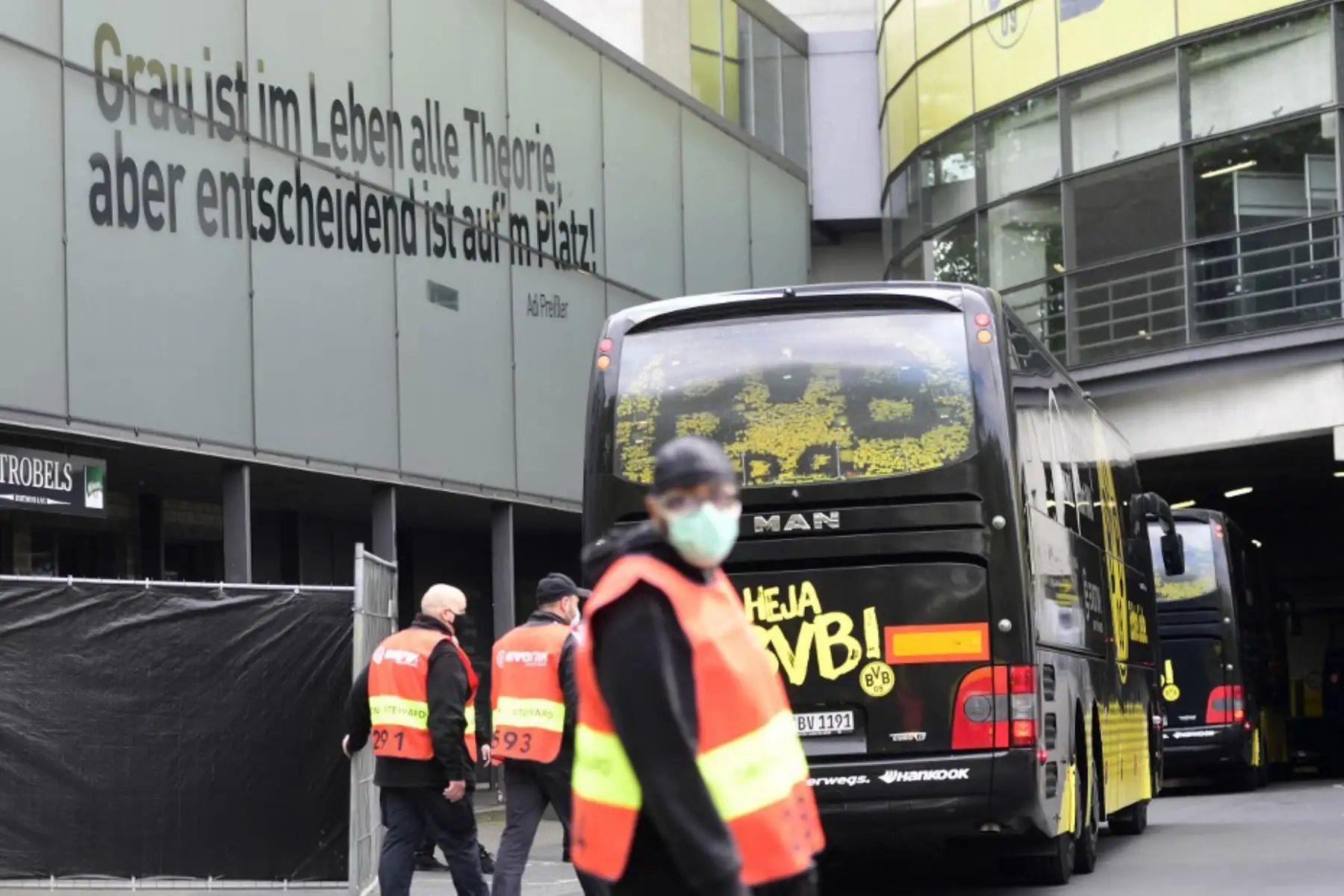 El autobús con el equipo de fútbol del Borussia Dortmund llega antes del partido de fútbol de la primera división alemana de la Bundesliga. Foto: AFP